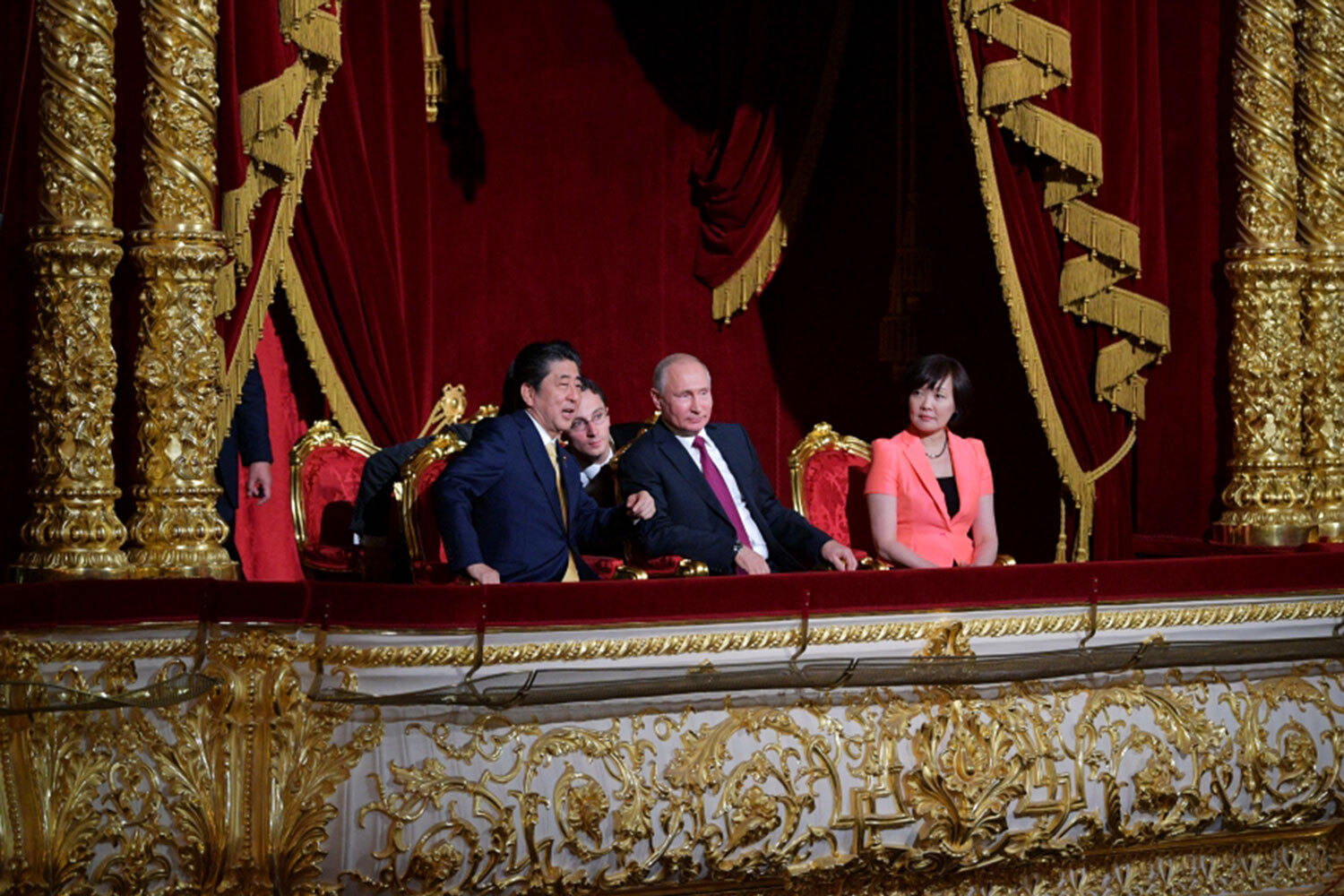 В мае 2018 г. японский премьер Синдзо Абэ принял участие в церемонии открытия перекрестных Годов России и Японии в Большом театре. Художественная программа включала выступления артистов обеих стран – от классических арий до традиционных японских танцев. Визит Абэ сопровождался переговорами с президентом Владимиром Путиным о расширении торгово‑экономических связей, в том числе в сферах энергетики, инфраструктуры и цифровых технологий.