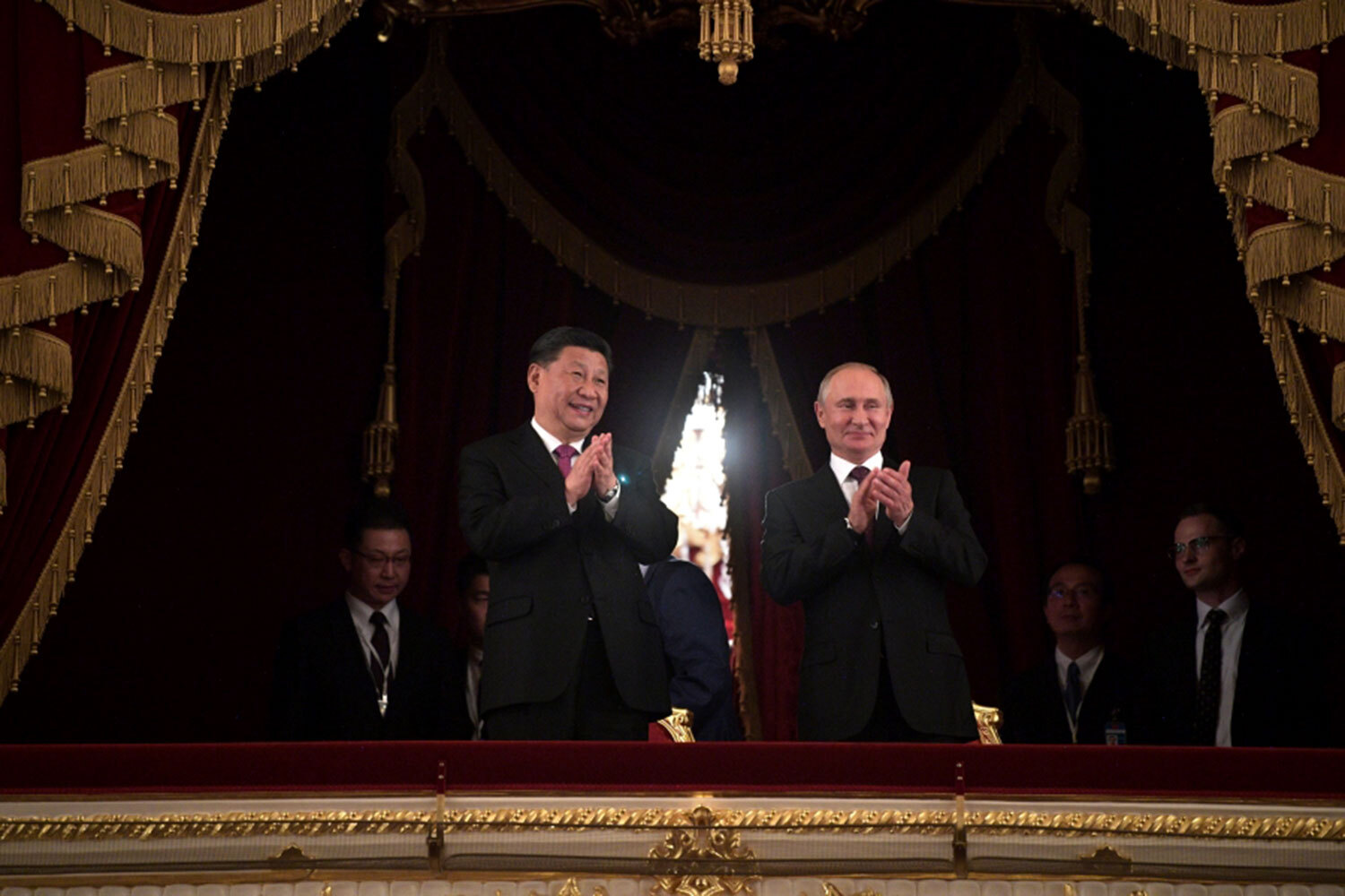 В июне 2019 г. президент РФ Владимир Путин и председатель КНР Си Цзиньпин посетили торжественный вечер в Большом театре, посвященный 70‑летию установления дипломатических отношений между странами. В программе мероприятия прозвучали арии из опер русских композиторов и китайские народные песни в современной обработке, а также был показан фрагмент балета «Лебединое озеро». В ходе неформальной беседы лидеры обсудили развитие торгово‑экономических связей, в том числе рост товарооборота и совместные инициативы в рамках проектов «Один пояс – один путь» и ЕАЭС.