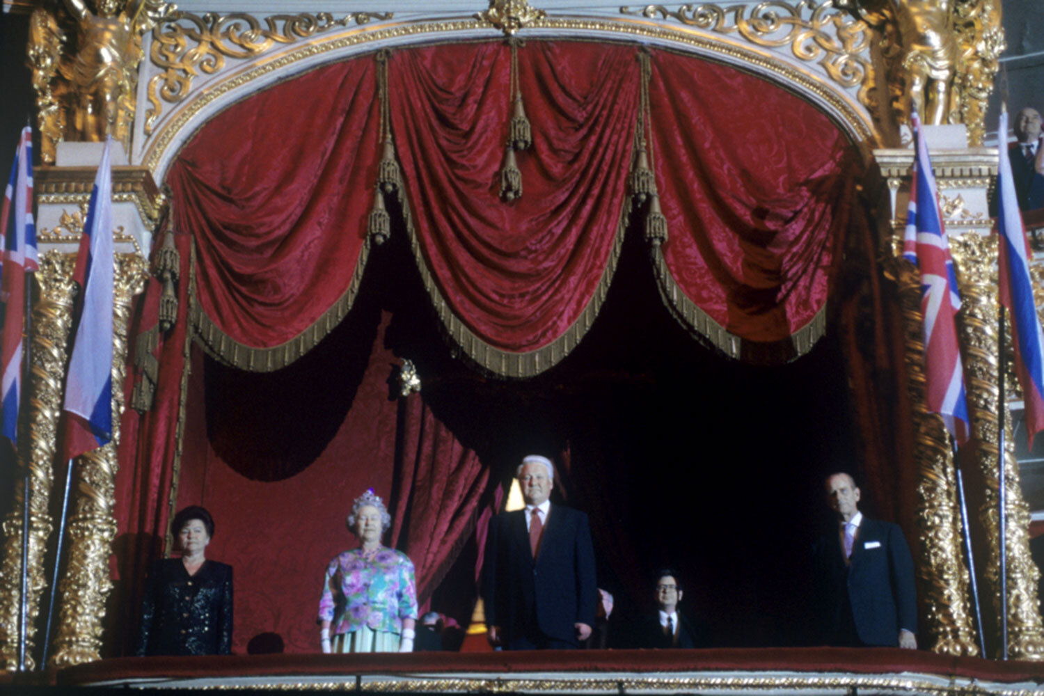 Президент Борис Ельцин сопровождал в Большом театре королеву Елизавету II в октябре 1994 г. Это был первый визит британского монарха в Россию за всю историю двусторонних отношений между странами. Вместе с ними за балетом «Спартак» наблюдали члены монаршей семьи и представители российского правительства. Событие привлекло широкое внимание СМИ: фотографии Ельцина и Елизаветы II в театральной ложе появились на первых полосах ведущих газет.