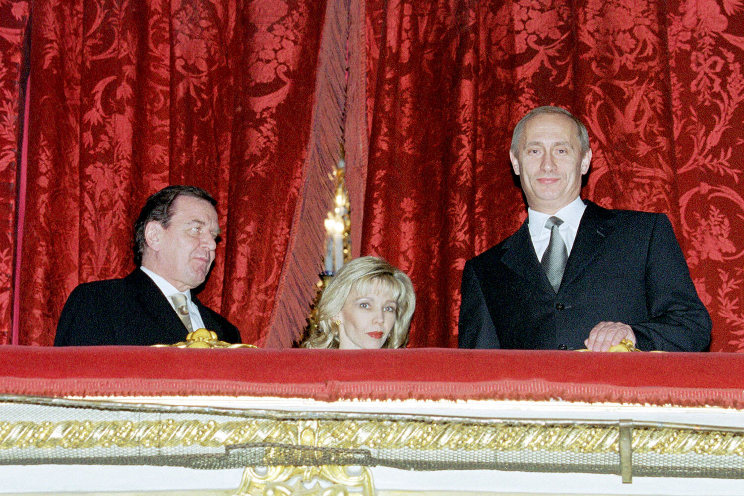 Во время официального визита в Москву в 2001 г. канцлер Германии Герхард Шредер вместе с супругой Дорис был приглашен президентом Владимиром Путиным в Большой театр на «Жизель». Постановка, считающаяся классикой романтического балета, прошла на исторической сцене, недавно обновленной после масштабной реставрации. В ходе встречи лидеры обсудили перспективы энергетического партнерства, включая вопросы поставок российского газа в Германию.