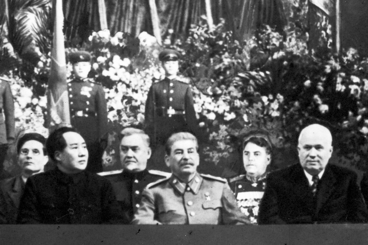 28 марта 1776 г. в Москве князь Петр Урусов получил высочайшее соизволение императрицы Екатерины II на содержание Знаменского театра, ныне известного как Большой. За эти годы он превратился не только в главную сцену страны, но и арену мировой дипломатии: в советские годы посещение московского театра стало неотъемлемой частью культурной программы высоких гостей. Кто смотрел спектакли из центральной ложи – в галерее «Ведомостей».В декабре 1949 г. Большой театр стал площадкой для торжественного собрания по случаю 70‑летия Иосифа Сталина. Среди гостей выделялся председатель ЦК Коммунистической партии Китая Мао Цзэдун. Это был первый официальный визит главы КНР в СССР. Также на мероприятии присутствовали видные советские деятели: Николай Булганин, Андрей Василевский, Михаил Суслов и Никита Хрущев. Программа включала не только официальные выступления и праздничные речи, но и концертные номера с участием солистов балета и оперных певцов. Годом позже стороны подписали Договор о дружбе, союзе и взаимопомощи.