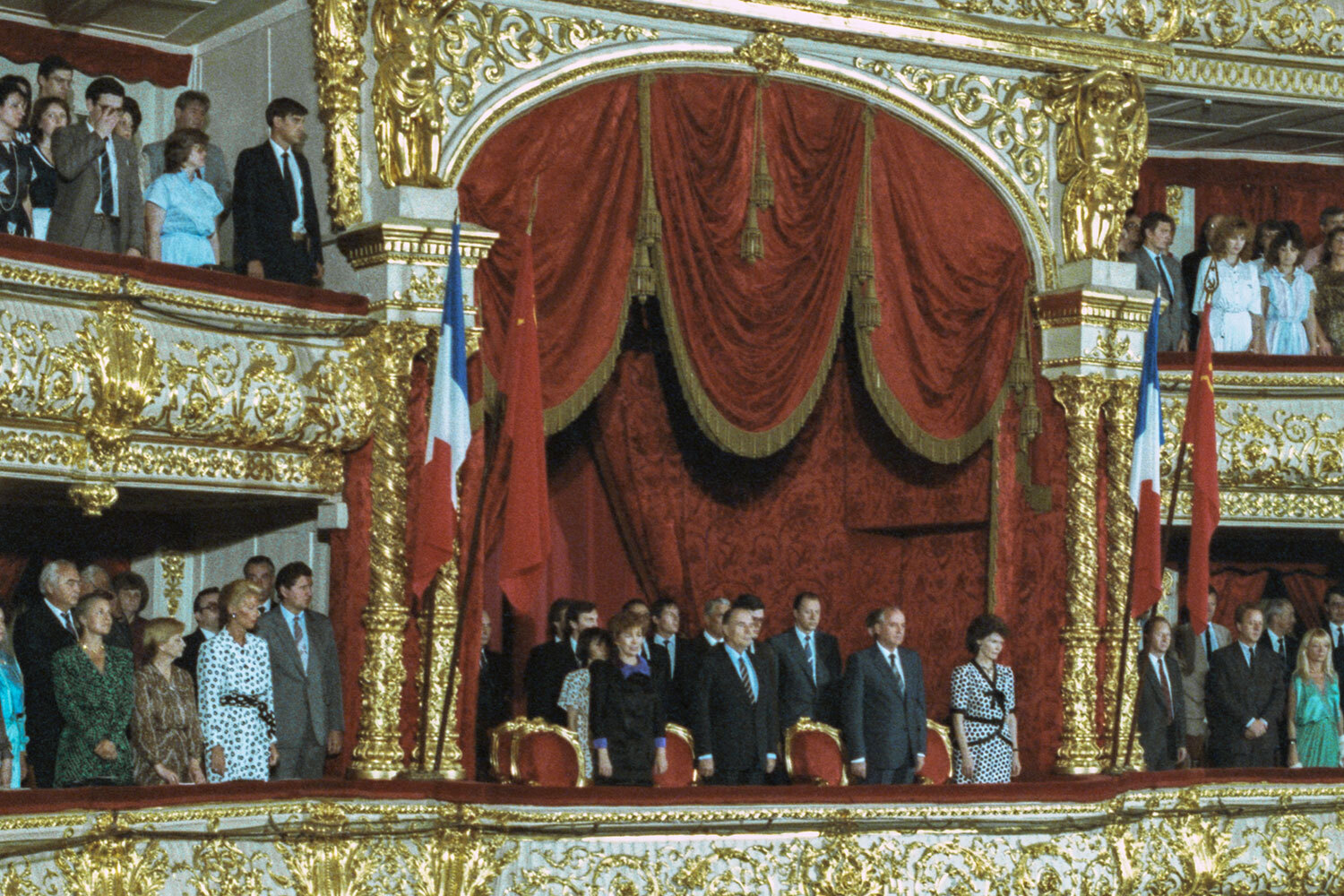 В июле 1986 г. Большой театр стал площадкой для неформальной части визита президента Франции Франсуа Миттерана, где компанию ему составил генеральный секретарь ЦК КПСС Михаил Горбачев. В зрительном зале, украшенном государственными флагами двух стран, также присутствовали министры иностранных дел и представители дипломатического корпуса. Программа «Вечер балета» включала сцены из «Дон Кихота», «Жизели» и «Спартака». Перед этим лидеры провели официальные переговоры, на которых затрагивались вопросы расширения торговых связей – в частности, поставки французских технологий в СССР и совместные проекты в области гражданской авиации.