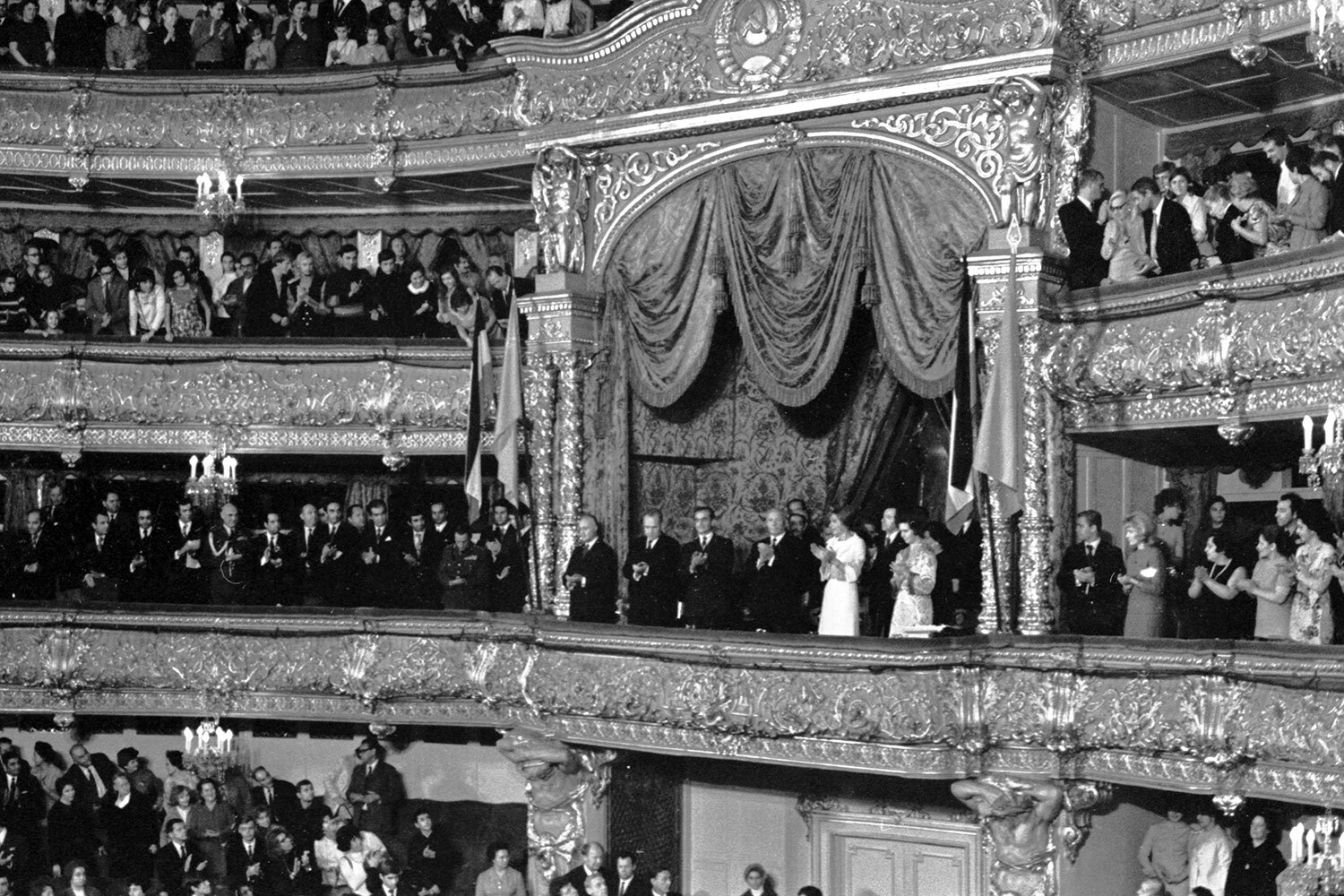 В октябре 1972 г. шах Ирана Мохаммед Реза Пехлеви и его супруга стали почетными зрителями балета «Щелкунчик» в постановке Юрия Григоровича в Большом театре. Официальный визит монаршей четы пришелся на период активного развития советско-иранских отношений: стороны вели переговоры о расширении торговли энергоресурсами и реализации совместных инфраструктурных проектов.