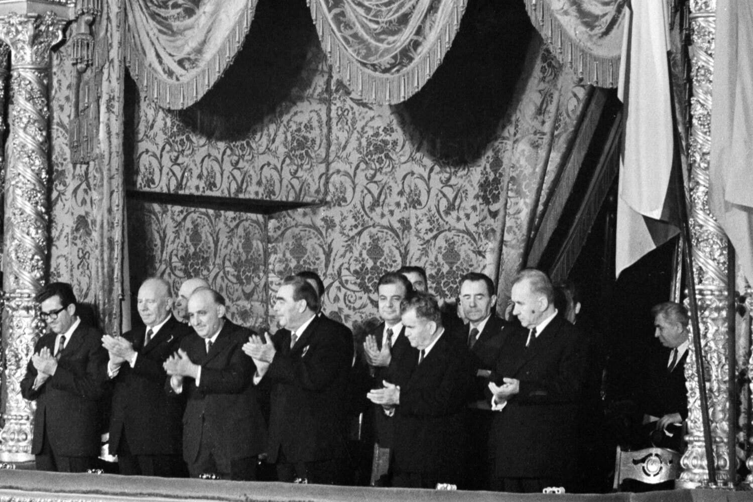 В ноябре 1972 г. в центральной ложе Большого театра собрались высшие руководители СССР и партийно-правительственная делегация Болгарии во главе с первым секретарем ЦК БКП Тодором Живковым для просмотра оперы Михаила Глинки «Руслан и Людмила». Переговоры, предшествовавшие культурному мероприятию, были посвящены углублению экономической интеграции: стороны наметили рост товарооборота и расширение сотрудничества в области науки и техники, а также согласовали поставки советского оборудования для болгарской промышленности и расширение кооперации в сфере сельского хозяйства.