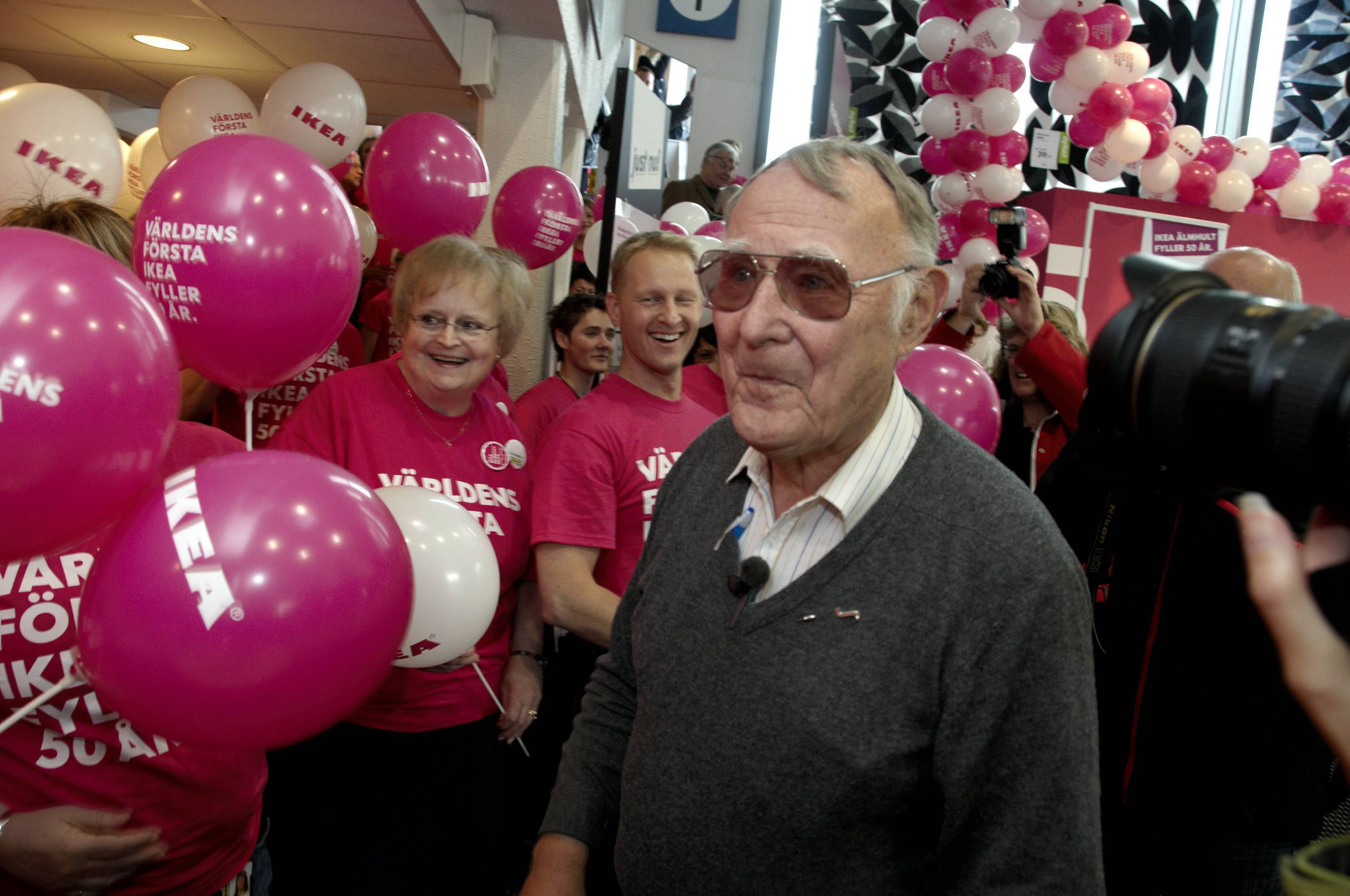 В 1943 г. в возрасте 17 лет Ингвар Кампард поступил в Гетеборгский торговый институт и параллельно основал компанию ИКЕА (IKEA). Предприятие он назвал в честь себя (IK) и мест, где вырос: фермы Эльмтарюд (E) и деревни Агуннарюд (A). Капитал на стартап Кампард получил от отца за хорошие оценки. В начале он торговал разными мелочами: носками, скатертями, ветеринарными мазями, ручками и книгами. Но в 1948 г. занялся мебелью, произведенной в Швеции. Из-за дислексии Кампрад не мог запомнить цифровые артикулы и ввел названия: кровати в ИКЕА носят имена поселений в Норвегии, а кухонные столы – топонимов в Финляндии.