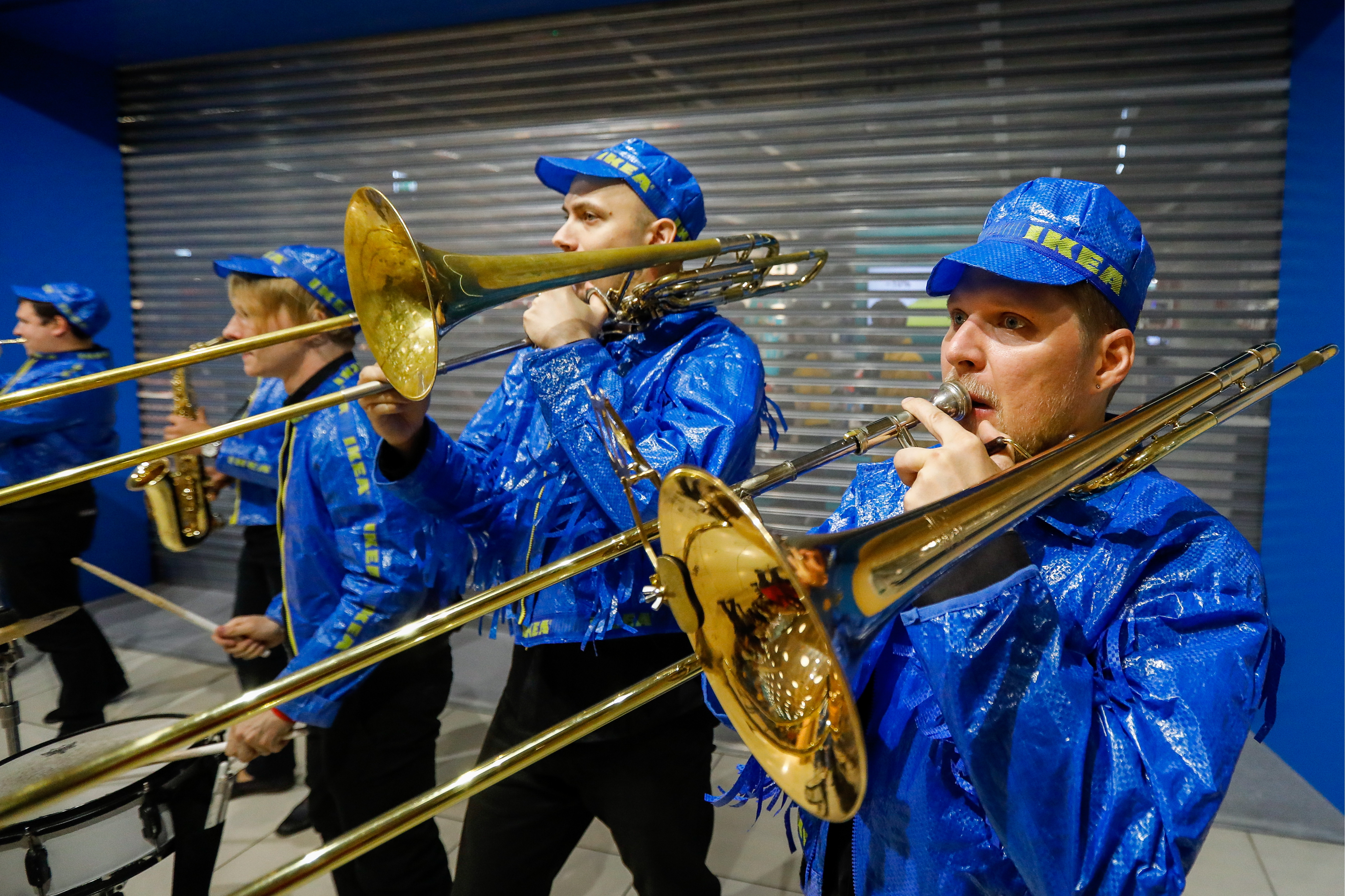В те времена Швеция еще считалась аграрной и небогатой страной, поэтому Кампрад старался придерживаться низких цен (мечтал сделать мебель доступной молодым и простым семьям). Но в результате разругался с поставщиками, потерявшими прибыль. Из-за конфликта ИКЕА пришлось заключить контракты с иностранцами (в основном из Польши), запустить мебельное производство и самой заняться дизайном. Специально для этого в 1952 г. Ингвар Кампрад выкупил столярную мастерскую в Эльмхульте, где некогда располагался магазин его дедушки, и открыл при ней выставочный зал с товарами. Полноценный магазин ИКЕА предприниматель открыл в 1958 г. «Боялся, что пол рухнет под таким количеством людей или, что еще хуже, на всех не хватит булочек», – вспоминал про его открытие Ингвар Кампрад.На фото: открытие ИКЕА в России.