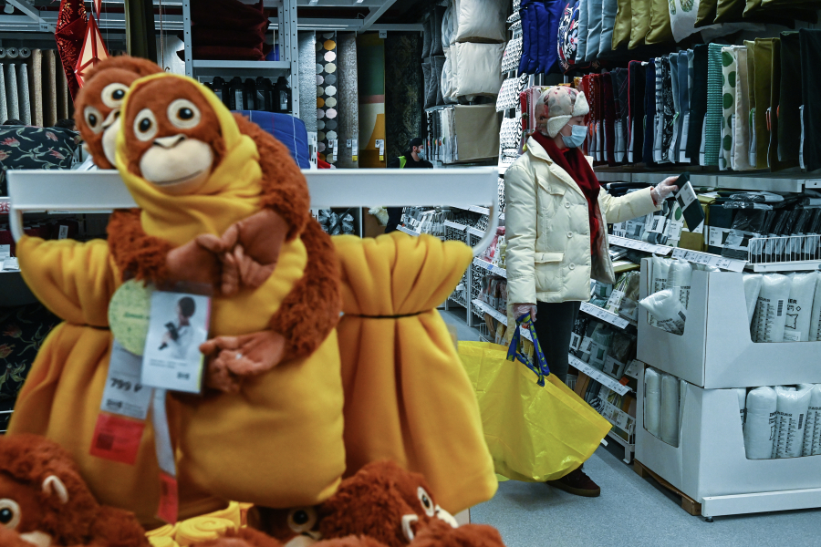 Ингвар Кампрад на протяжении всей жизни стремился платить как можно меньше налогов, не нарушая при этом законов. Специально для этого он выстроил сложнейшую систему собственности ИКЕА, которая состоит из нескольких трастовых фондов и НКО, во многом освобожденной от налогов. В 2006 г. разобраться в ней попытались корреспонденты The Economist, сравнив процесс с незадавшейся сборкой мебели из ИКЕА. «Я заплатил очень многим юристам, чтобы защитить то, что я построил», – говорил Кампрад. Из-за непрозрачной структуры СМИ не могли с точностью оценить состояние шведского поданного, но неоднократно вносили его в списки миллиардеров. В ИКЕА Кампрад занимал посты президента и председателя совета директоров. В 1998 г. он отошел от оперативного управления и фактически стал советником компании, постоянно посещал магазины и спрашивал покупателей о том, как улучшить бизнес. В 2013 г. 87-летний Кампрад официально покинул все посты. Перед этим его трое сыновей вошли в советы директоров компаний в группе ИКЕА (IKEA).На фото: плюшевый орангутанг, который прославился в мире после того, как стал поддержкой для макаки Панч из зоопарка Итикавы.