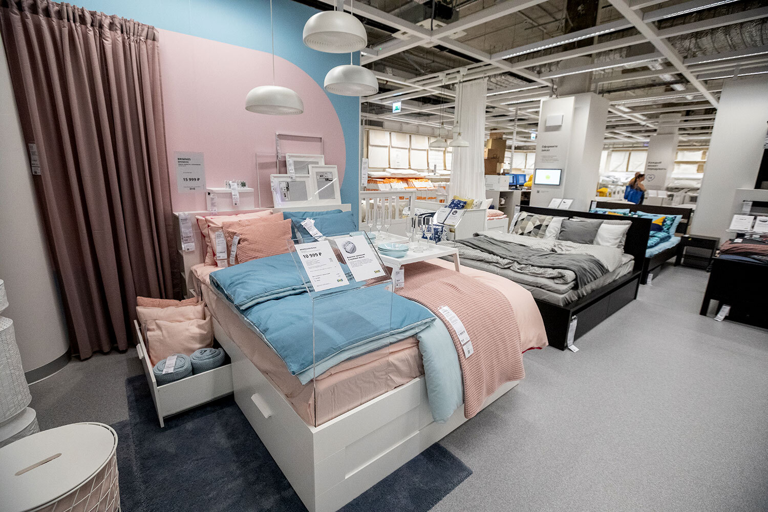 В 1963 г. шведская компания запустила первый магазин за рубежом, в Норвегии. В 1975 г. точки ИКЕА открыли на другом континенте – в Австралии (в наши дни компания в общей сложности работает в 63 государствах). В 1976 г. Ингвар Кампрад и сам переехал из Швеции, протестуя против изменений налоговой политики внутри страны. Более 40 лет предприниматель прожил в Швейцарии, но местные власти говорили, что полноценным швейцарцем он так и не стал. «К сожалению, он никогда ничего не делал для нашей деревни», – рассказывал голландской газете Algemeen Dagblad («Альгемайн дагблад») мэр Эпалинжа (пригорода Лозанны) Иван Тарди.