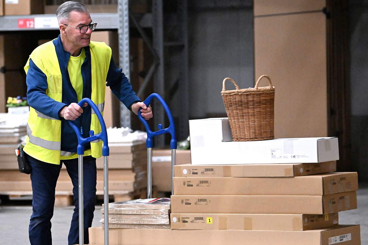 В 1950-е Кампрад придумал основополагающий подход ИКЕА, пока наблюдал за сотрудником, разобравшим стол для перевозки. В итоге предприниматель запустил производство сборной мебели – с подробными инструкциями и плоскими коробками для транспортировки. Такой принцип помог сократить производственные затраты и транспортные издержки (многие покупатели забирали товары сами). «Спроектировать стол, который будет стоить $1000, очень просто. А вот сделать стол за $50 под силу только самым лучшим», – считал Ингвар Кампрад. Говорят, он последовательно приучал сотрудников ИКЕА к бережливости. Например, настаивал, чтобы менеджеры использовали листы бумаги с двух сторон. Многим подход Кампрада полюбился, но некоторые покинули компанию и называли ее Северной Кореей.