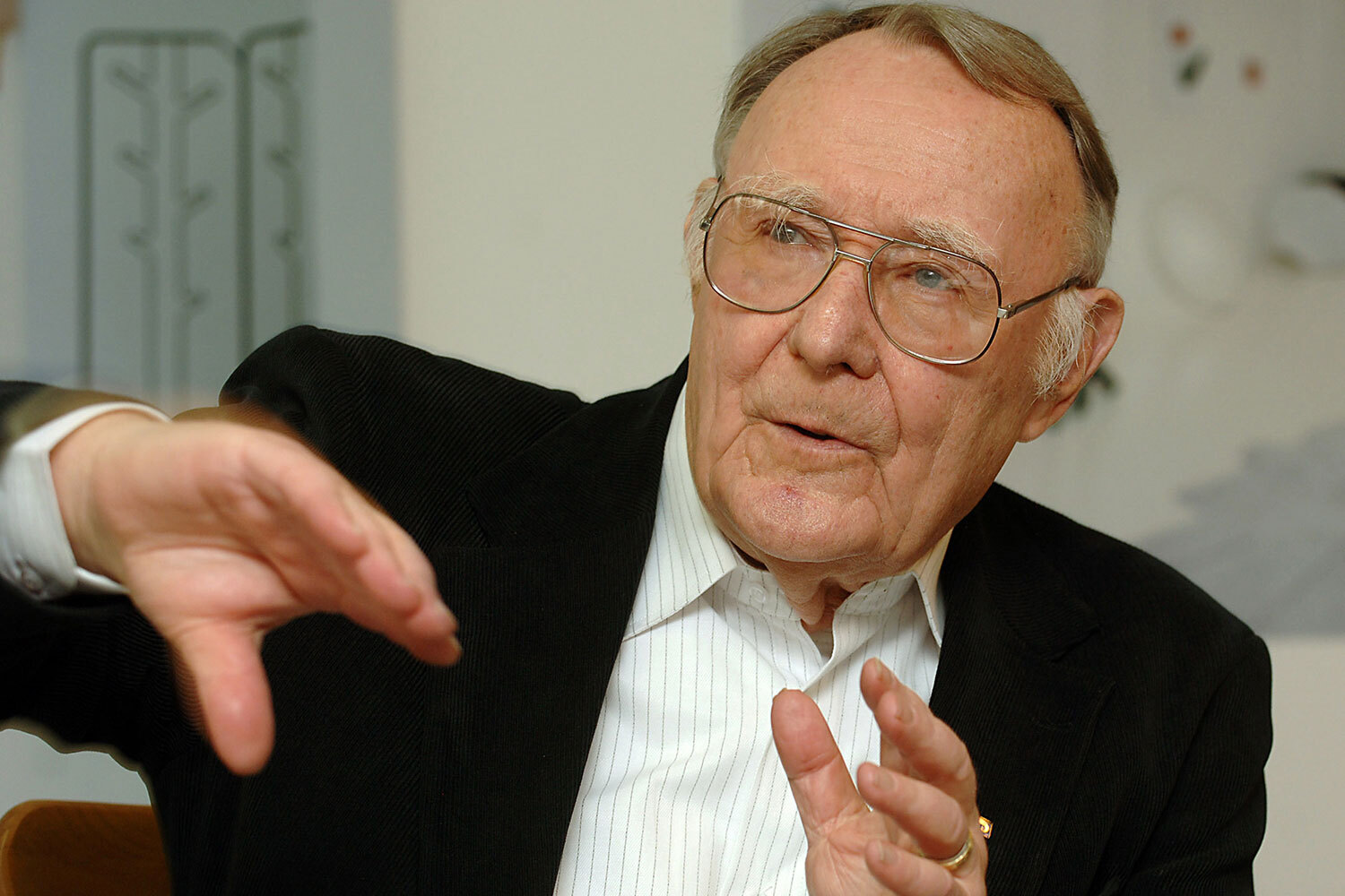 Считается, что Кампрад вел скромный образ жизни: покупал товары со скидками и подержанные вещи, совершал перелеты экономклассом и не продавал старенький Volvo, а также перерабатывал чайные пакетики и забирал соль и перец из ресторанов, ходил по грибы и ездил на велосипеде по сельской местности. Однажды охрана не впустила Кампрада на церемонию награждения предпринимателей года, заметив, что он приехал простым рейсовым автобусом. В 1976 г. он изложил философию малого потребления в книге «Завещание торговца мебелью». При этом некоторые подчиненные считали преувеличенным образ, созданный Ингваром Кампрадом в СМИ. Как и многие миллиардеры, он владел Porsche, виллой в Швейцарии, огромным загородным поместьем в Швеции и виноградником в Провансе во Франции, который сам называл «очень дорогим хобби». «Время от времени я с удовольствием покупаю красивую рубашку и галстук и ем икру шведских производителей», – говорил Кампрад в интервью Daily Mail.