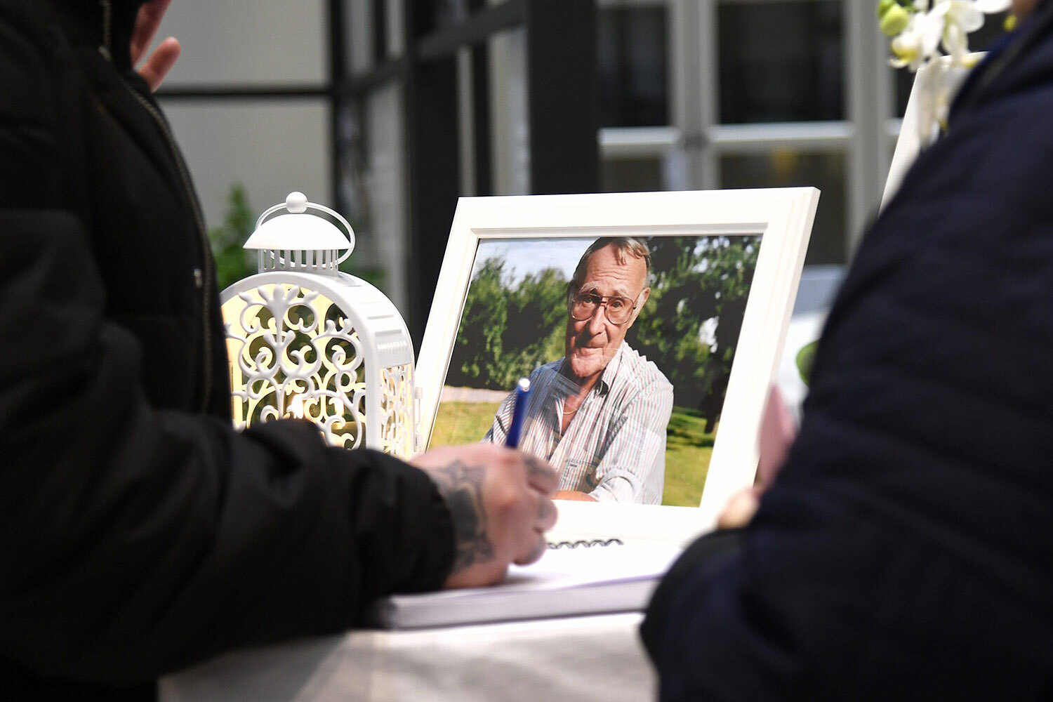 Кампрад был дважды женат. В первом браке с Черстин Вадлинг воспитал приемную дочь Аннику Кильбум, во втором с Маргаретой Стеннерт – сыновей Петера, Юнаса и Матиаса. 27 января 2018 г. Ингвар Кампрад скончался во сне от пневмонии в возрасте 91 года. Согласно завещанию, его состояние разделено между семьей и проектом в Норрланде, в малонаселенной Северной Швеции. В родной стране Кампрад считается национальным героем. По информации СМИ, в его честь в Мальмё поставили мюзикл «Ингвар! Музыкальная мебельная сага».