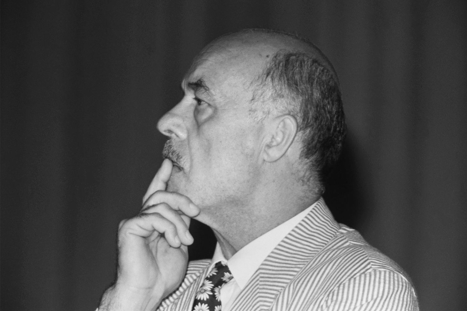 Станислав Говорухин родился 29 марта 1936 г. в Березниках Пермской области (сейчас – Пермский край). Его отец, донской казак, был арестован за контрреволюционную деятельность и погиб в лагерях – эта семейная трагедия во многом определила мировоззрение кинематографиста. Еще во время учебы на геологическом факультете Казанского госуниверситета Говорухин осознал, что хочет заниматься творчеством, и присоединился к редакции студенческой газеты. Окончив в 1958 г. вуз, он около года трудился в Средне-Волжском геологоразведочном управлении, а затем устроился на недавно созданную Казанскую студию телевидения.