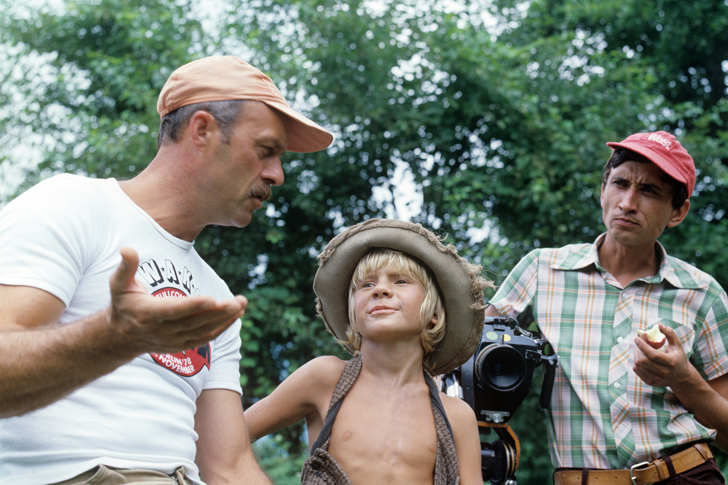 В 1980-е Говорухин обратился к экранизациям классической литературы для юной аудитории: в 1981 г. он выпустил трехсерийный телефильм «Приключения Тома Сойера и Гекльберри Финна» по произведению Марка Твена, где снялись юные Владислав Галкин и Мария Миронова. В 1986 г. Говорухин представил семисерийный фильм «В поисках капитана Гранта» – адаптацию романа Жюля Верна «Дети капитана Гранта», в которой режиссер соединил черты морской саги, вестерна, детектива и боевика. Особую глубину картине придавала оркестровая увертюра Исаака Дунаевского из экранизации 1936 г. Уже спустя год Говорухин снял экранизацию романа Агаты Кристи «Десять негритят».На фото: Владислав Галкин и Станислав Говорухин во время съемок фильма «Приключения Тома Сойера и Гекльберри Финна».