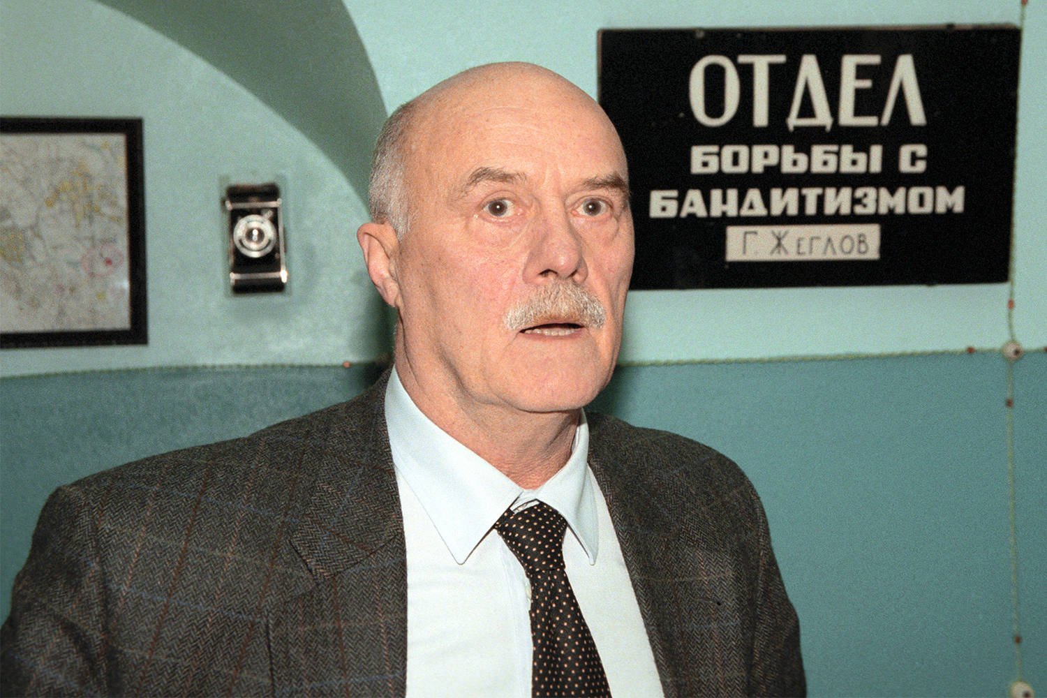 В 1961-м Говорухин отлично сдал вступительные экзамены и поступил во ВГИК на режиссерский факультет в мастерскую Якова Сегеля. В 1964 г. он снял свой первый фильм – короткометражную ленту «Аптекарша» по мотивам чеховских рассказов. За картину на экзамене Говорухин получил пятерку. Его следующей работой стал дипломный проект – «Тетя Катя». В 1966 г. он с красным дипломом окончил институт и отправился в Одессу.