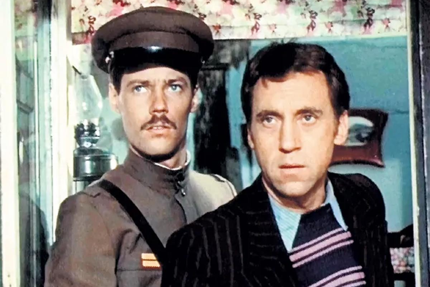 Всесоюзную славу Говорухину принес пятисерийный телефильм «Место встречи изменить нельзя» (1979), снятый по роману братьев Вайнеров «Эра милосердия». Владимир Высоцкий «застолбил» за собой роль Глеба Жеглова и участвовал в постановке отдельных сцен – например, полностью срежиссировал эпизод допроса Груздева. На Шарапова пробовались многие актеры (Сергей Никоненко, Александр Абдулов, Станислав Садальский и другие), но утвердили Владимира Конкина. Лариса Удовиченко, прочитав сценарий, попросила попробовать ее в качестве Маньки-Облигации. Интересно, что в картине нет песен Высоцкого: артист решил, что они будут отвлекать зрителя от образа капитана милиции. По указанию Гостелерадио СССР была изменена и концовка – подругу Шарапова Варвару Синичкину оставили в живых.