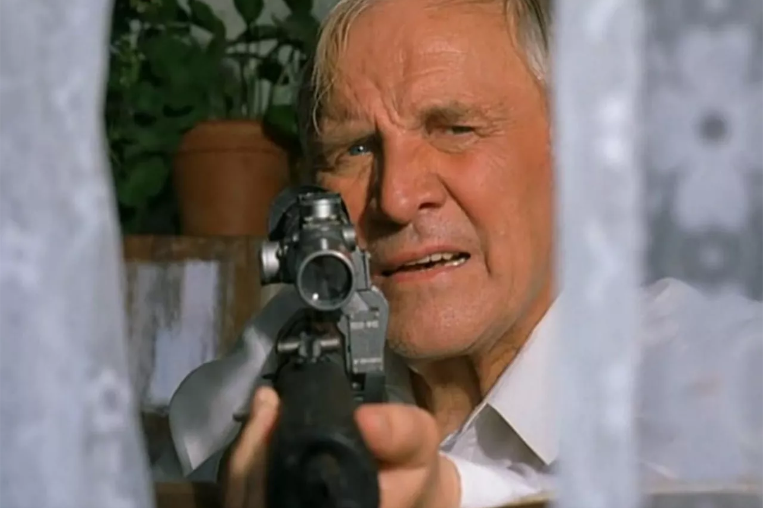 Своей лучшей работой Говорухин считал драму «Ворошиловский стрелок» (1999; кадр из фильма на фото). История пенсионера, которого сыграл Михаил Ульянов (получил премия «Ника» за лучшую мужскую роль), мстящего за внучку, подняла острые вопросы справедливости и бессилия закона. «Это возмездие, которое должно было совершить государство. Если возмездие не настигает преступников, люди начинают жить по законам джунглей», – говорил о фильме Говорухин. После выхода картины термином «ворошиловские стрелки» стали называть людей, совершавших самосуд. «Ни один мой фильм при выходе на экраны никто никогда не похвалил! Но время все расставляет по местам», – подчеркивал режиссер.