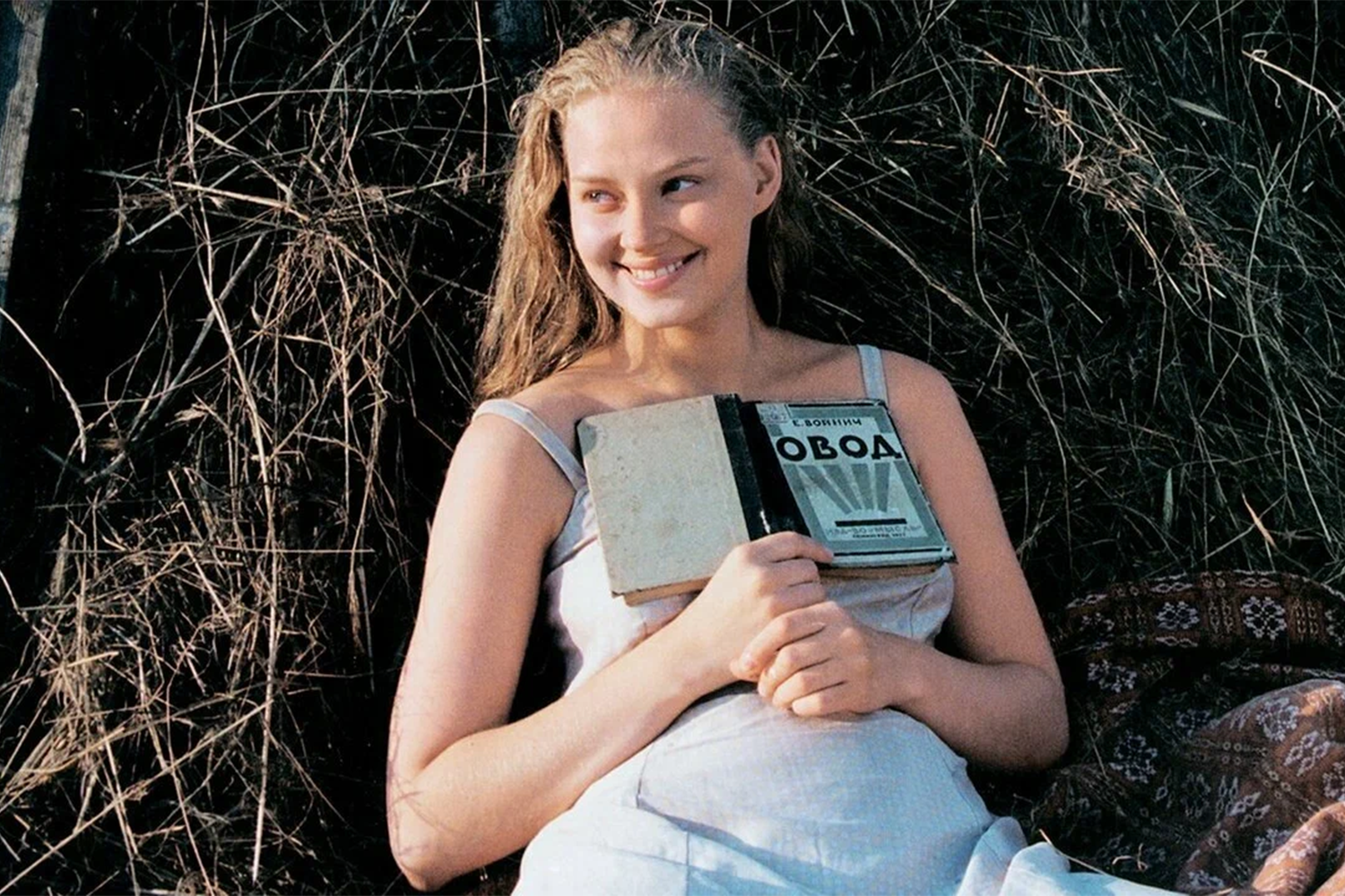 В начале 2000-х создал при «Мосфильме» киностудию «Вертикаль». В 2003 г. вышла мелодрама «Благословите женщину» (кадр на фото), в которой дебютировала Светлана Ходченкова. Говорухин утвердил ее на главную роль Веры в последний момент, увидев в юной актрисе образ настоящей русской красавицы. Партнером Ходченковой по съемочной площадке стал Александр Балуев, сыгравший офицера Ларичева. Локации фильма включали Одессу, Забайкальский край, Тверскую область и Москву.