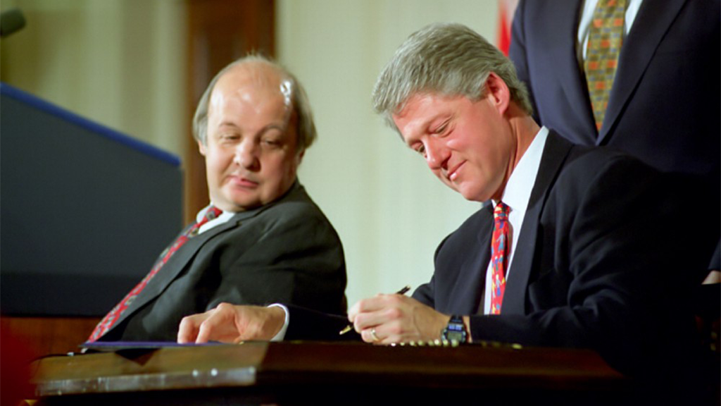 Рейган за несколько секунд до выстрелов.