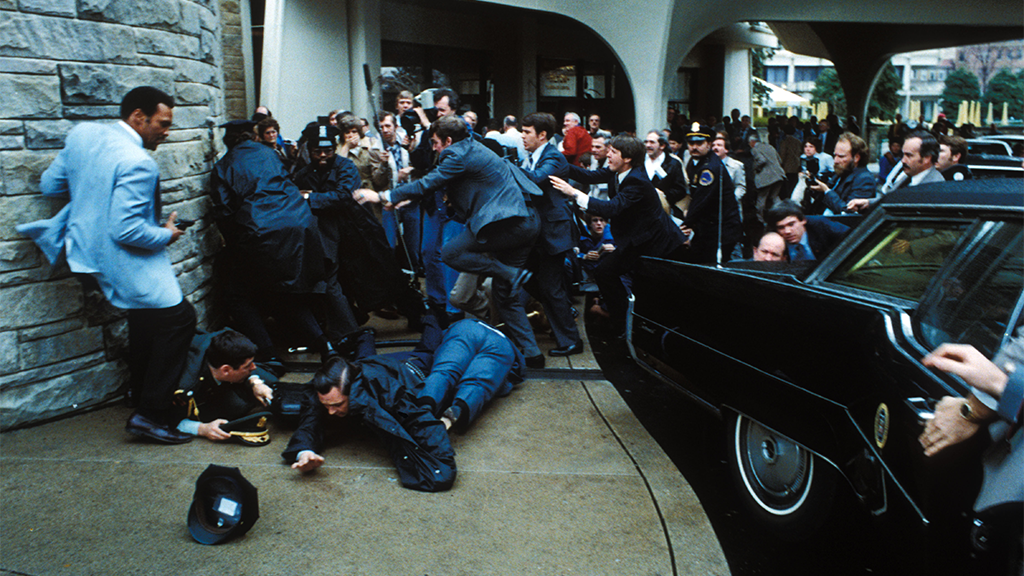 Рейган за несколько секунд до выстрелов.