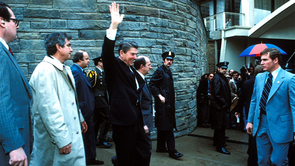 Рейган за несколько секунд до выстрелов.