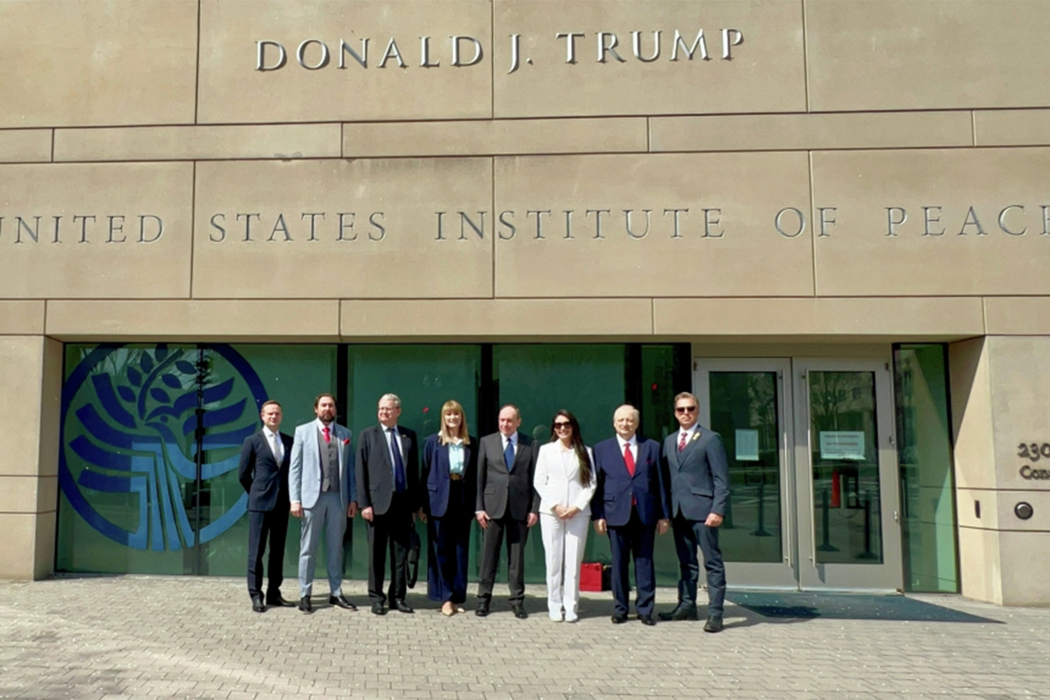 Депутаты Госдумы впервые за 12 лет провели переговоры с членами конгресса США в Вашингтоне. Рабочая поездка российских парламентариев состоялась по приглашению Анны Паулины Луны – представителя республиканской фракции в палате представителей. Делегацию из РФ возглавил первый заместитель председателя комитета по международным делам, внук советского министра иностранных дел Вячеслава Молотова Вячеслав Никонов. В ходе встречи 26 марта стороны обсудили возобновление прямого авиасообщения между странами, визовый режим, возможность возвращения России на Олимпийские игры, перспективы восстановления студенческих обменов, а также развитие гуманитарного и культурного сотрудничества.На фото: парламентарии у Института мира в Вашингтоне, где прошли переговоры.