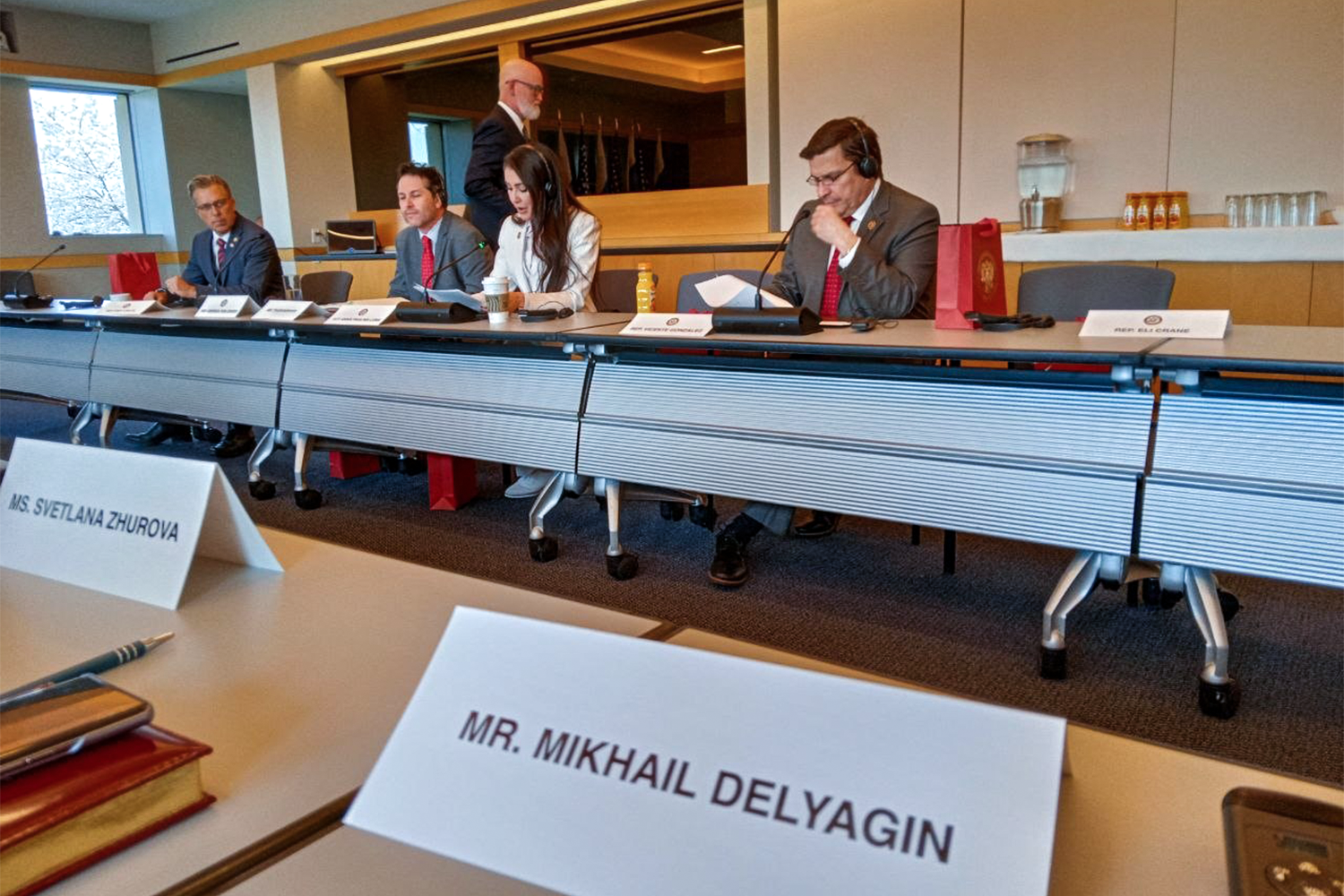 Также в США отправились вице-спикер Госдумы Борис Чернышов (ЛДПР), первый зампред комитета по международным делам Светлана Журова («Единая Россия»), зампред комитета по экономполитике Михаил Делягин («Справедливая Россия») и секретарь ЦК КПРФ Владимир Исаков. Самолет Ил-96 летного отряда «Россия» приземлился в аэропорту им. Джона Кеннеди в Нью-Йорке 25 марта. По словам Михаила Делягина, состав делегации определялся руководством страны.