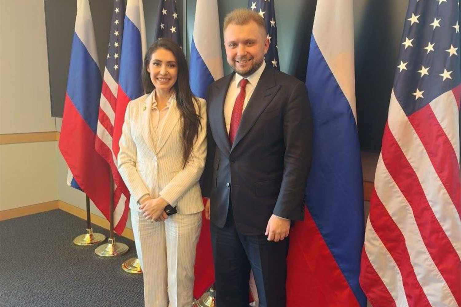 Конгрессвумен Анна Паулина Луна (на фото с Михаилом Делягиным), представляющая избирательный округ в штате Флорида, известна активной поддержкой Дональда Трампа. В соцсети X она сообщила, что парламентарии намерены развивать диалог во имя мира и экономических возможностей.