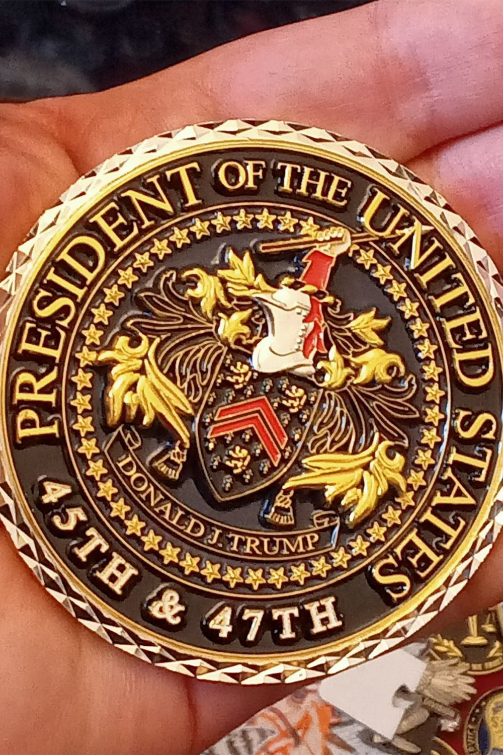 Российские депутаты получили в подарок носки с изображением Дональда Трампа, а также личный жетон от конгрессвумен Анны Паулины Луны.