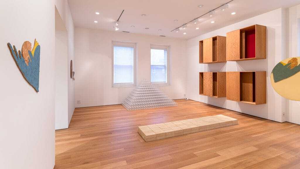 Слева направо: работы Ричарда Аршвагера и Сола Левитта.&nbsp;Деревянный стол Джорджа Накасимы.