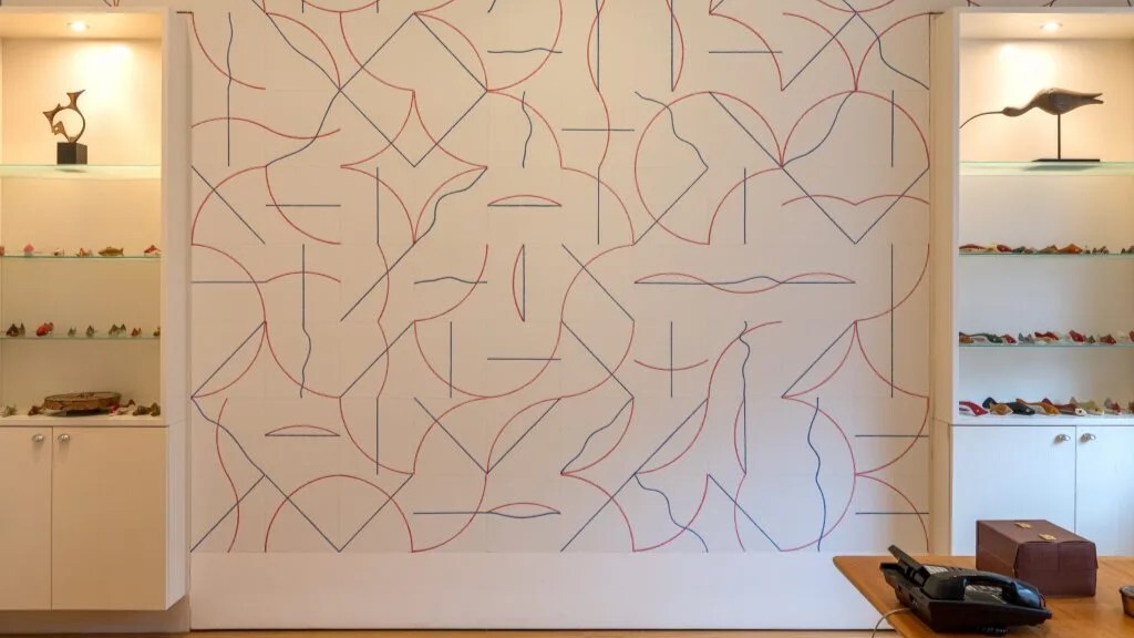 Слева направо: работы Ричарда Аршвагера и Сола Левитта.&nbsp;Деревянный стол Джорджа Накасимы.