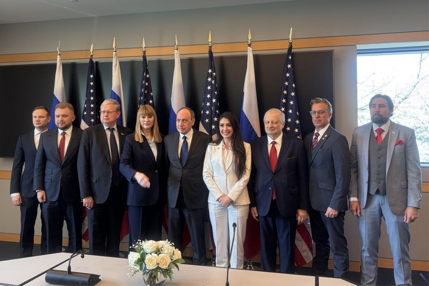 Ранее лидер ЛДПР Леонид Слуцкий, которому не выдали визу США для поездки в составе российской парламентской делегации, назвал переговоры «тестовым» этапом на пути восстановления российско-американского межпарламентского диалога в условиях «тотальной блокировки контактов усилиями бывшей администрации» президента Соединенных Штатов Джо Байдена.На фото: депутаты Госдумы и конгрессмены.