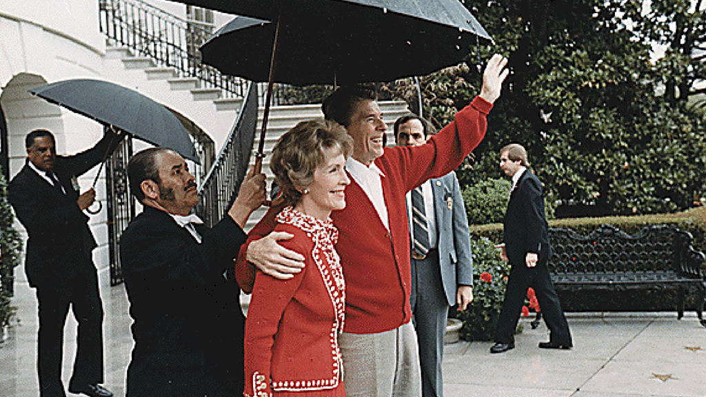 Рейган за несколько секунд до выстрелов.