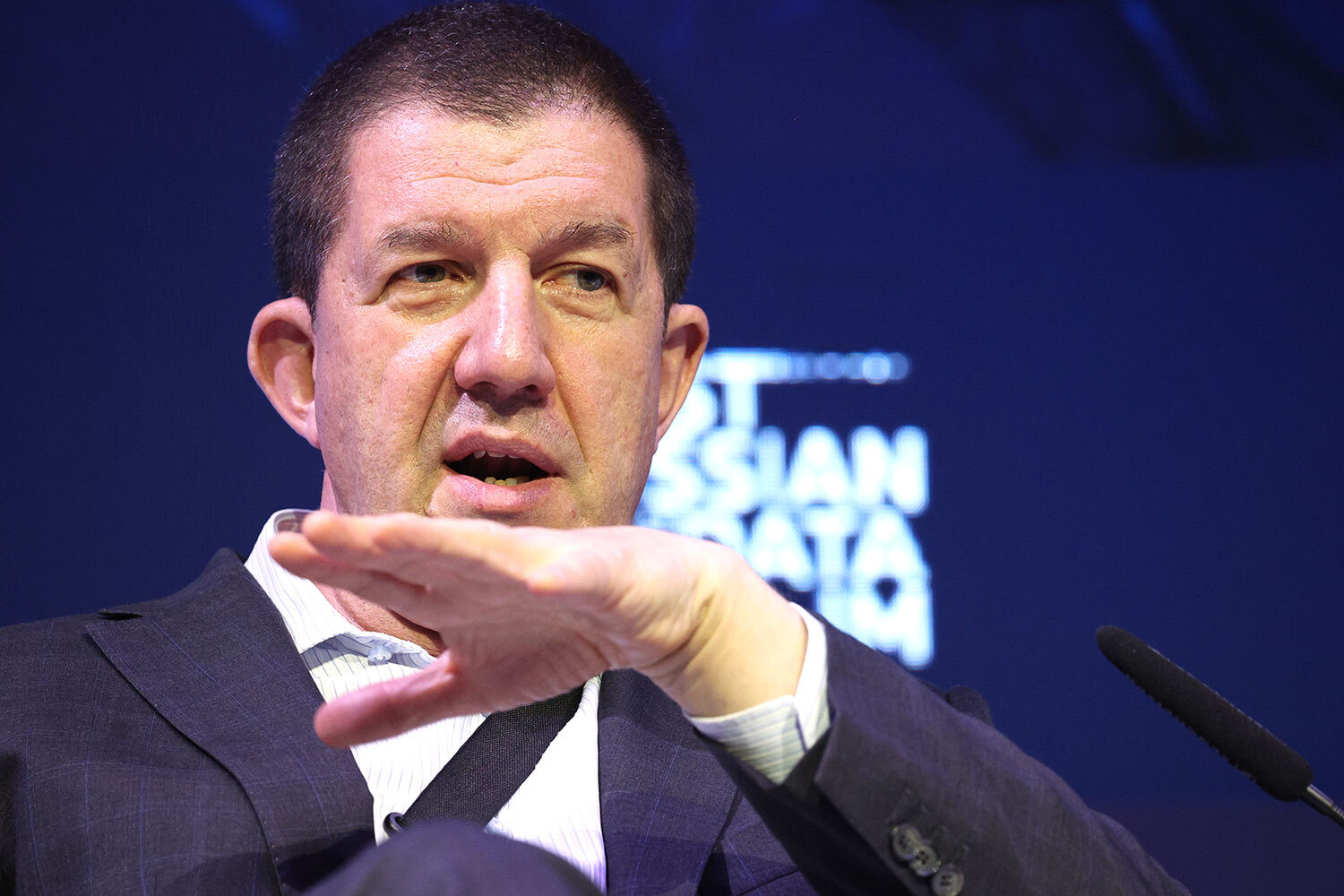 Осеевский – о проблемах с мобильной связью«Я прямо всем советую вернуться к стационарному телефону. Как огнетушитель – это должно быть в каждом доме», – сказал в кулуарах съезда РСПП президент «Ростелекома» Михаил Осеевский.