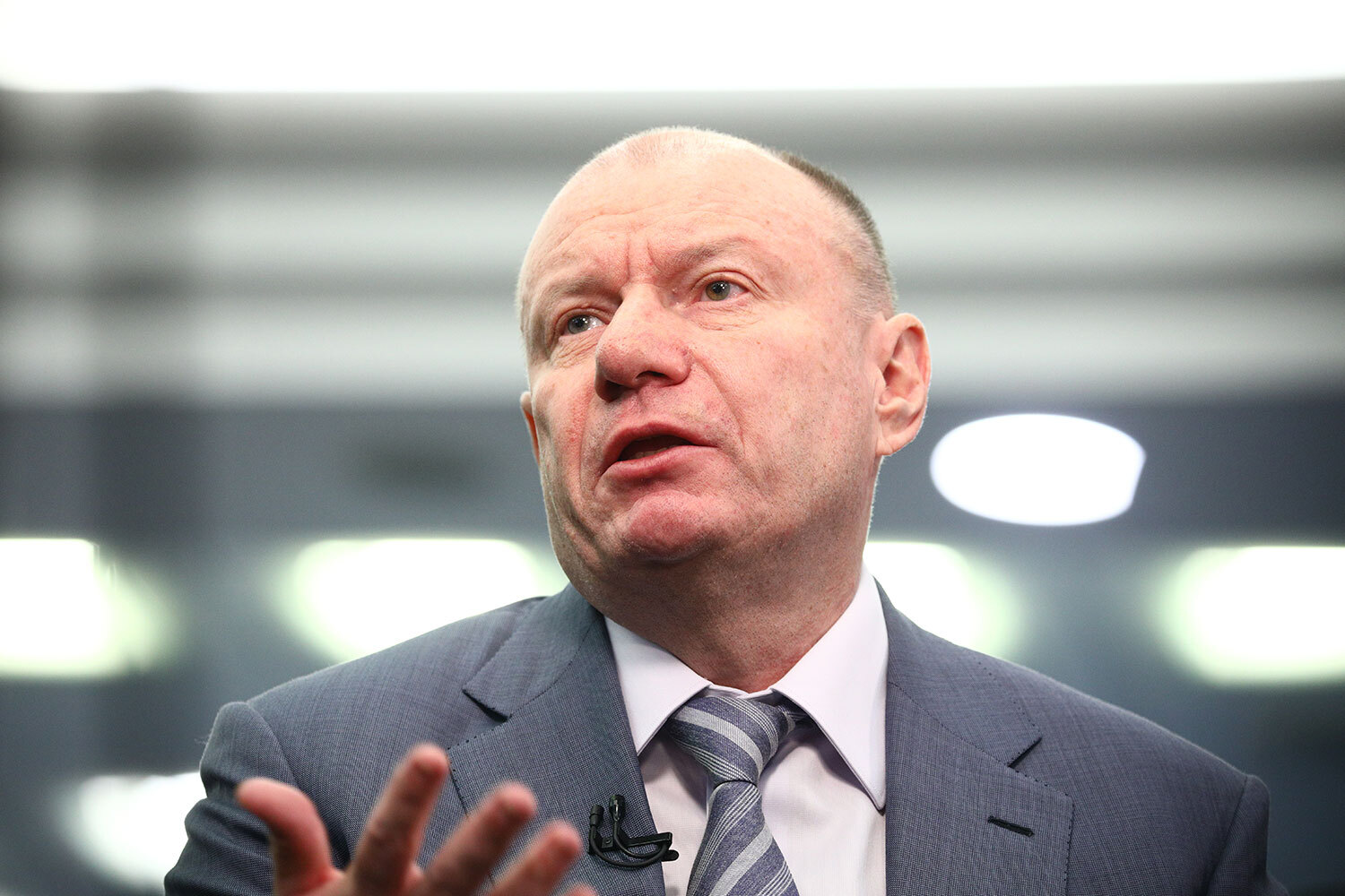 Потанин – об устойчивости экономики РФ«Экономика России устойчива к санкциям, и она, как дуб, сохраняет стабильность во время грозы», – заявил председатель правления «Норильского никеля» Владимир Потанин, отвечая на вопрос «Ведомостей» в кулуарах съезда РСПП.