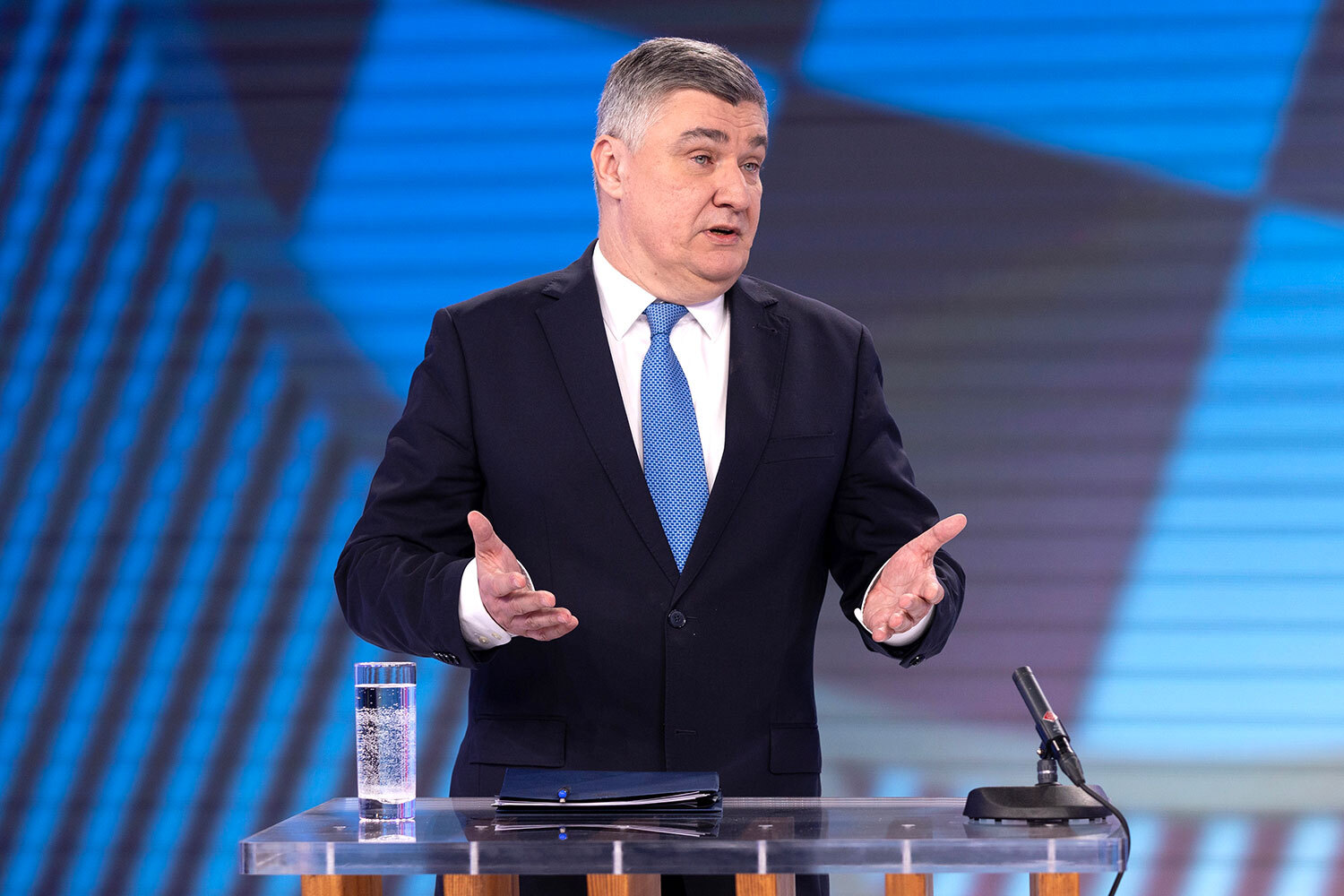 Миланович – о «европейском гипергосударстве»«Каждый, когда дело касается обороны, заботится только о себе. Идея о существовании некоего европейского гипергосударства с общей обороной и внешней политикой не сбудется. Европа – это стая кошек, домашних кошек. Каждая пойдет своим путем, они не волки», – с таким заявлением перед журналистами 11 марта выступил президент Хорватии Зоран Миланович.