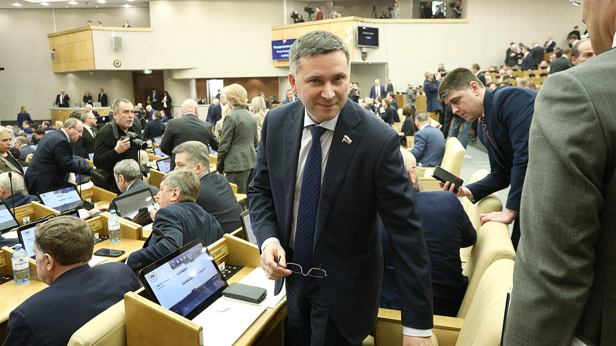 У Дмитрия Кобылкина (на фото в центре) есть все шансы поруководить коллегами по фракции