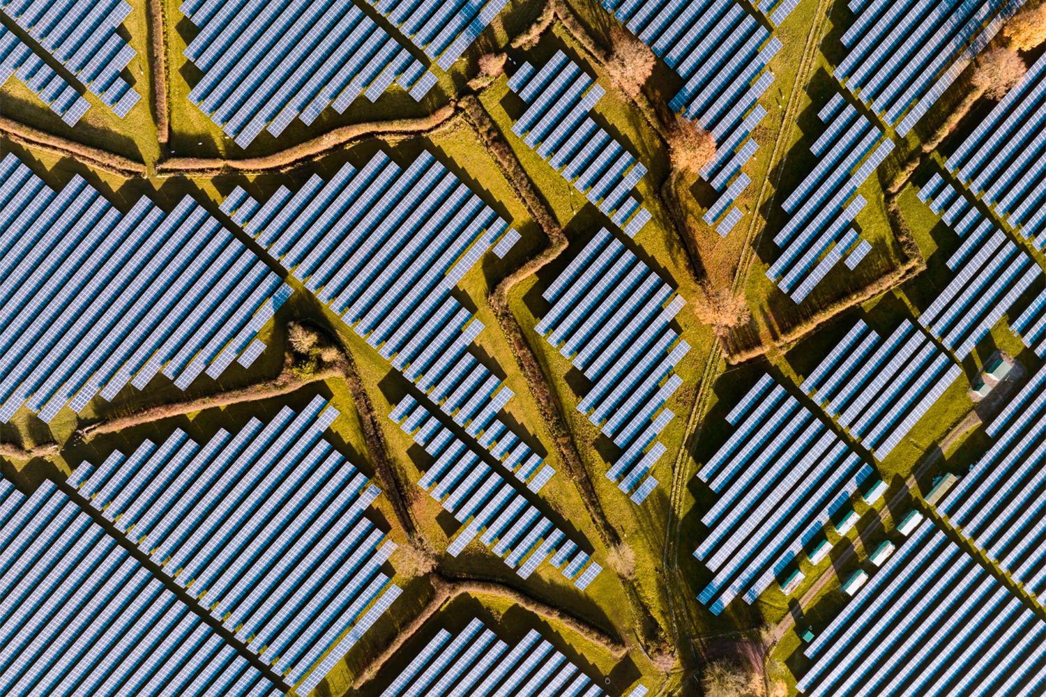 «Солнечные волны», Франчесско Руссо, Италия/Великобритания (шорт-лист).Солнечные панели тянутся рядами по ландшафту. Фотография сделана в рамках проекта, изучающего взаимодействие природы и индустрии вдоль реки Северн – на территории Англии и Уэльса.