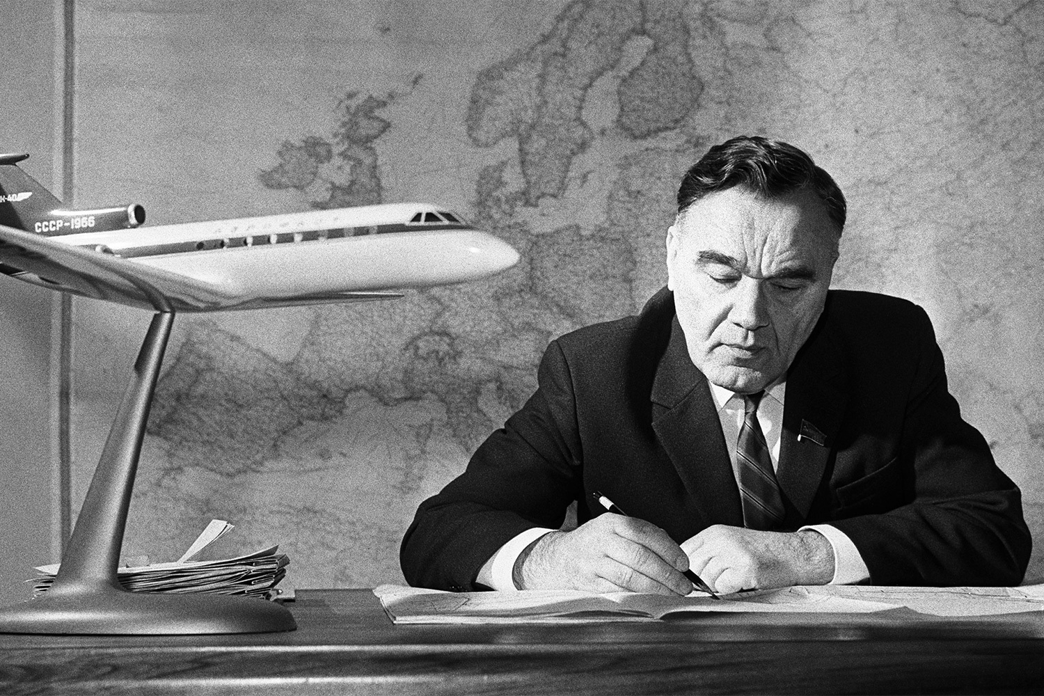 Конструктор Александр Яковлев родился в Москве 1 апреля (по старому стилю – 19 марта) 1906 г. Его дед Василий владел свечной лавкой возле Ильинских ворот и имел контракт на освещение с Большим театром, отец Сергей работал в нефтяной компании «Товарищество братьев Нобель». Еще ребенком Александр Яковлев интересовался различными механизмами и, по его собственным словам, «часами мог стоять и смотреть на работу точильщиков, которые тогда ходили по московским переулкам». Технические наклонности ребенка заметили и родители. «Мать моя Нина Владимировна с малых лет внушала мне, что я буду инженером. Не знаю, с чего это она взяла, но, как показало будущее, она не ошиблась», – записал Яковлев в книге воспоминаний «Цель жизни».