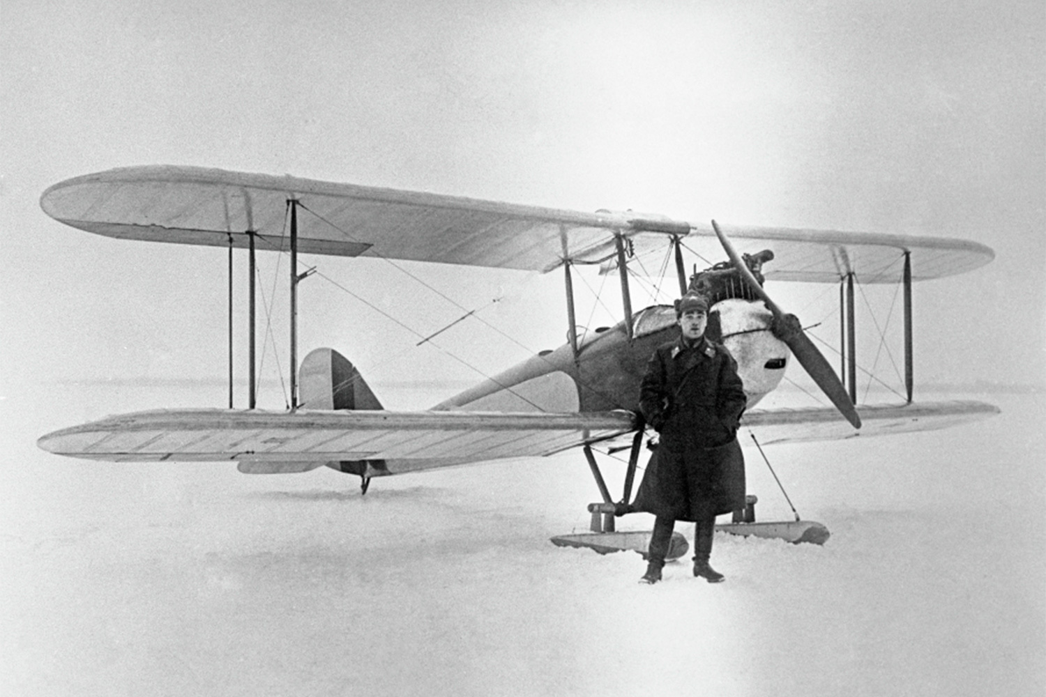 В возрасте 21 года Яковлев выпустил свой первый самолет – АИР-1. Пробный полет машины состоялся 12 мая 1927 г. В июле того же года пилот Юлиан Пионтковский поставил на ней мировой рекорд дальности и продолжительности полетов, преодолев 1420 км между Севастополем и Москвой за 15 ч 30 мин. После этого АИР-1 считали самой скоростной авиеткой СССР, а ее конструктора все-таки зачислили в слушатели академии (на этот раз за него попросили видные деятели авиаотрасли СССР). «В мечтах рождаются новые идеи... Добиться исполнения мечты – в этом величайший смысл жизни человека, а конструктора особенно», – считал Александр Яковлев. Во время учебы конструктор разработал восемь модификаций АИР, в том числе серийный многоцелевой АИР-6 (1932), который ценили на заре советской авиации и часто называли «летающим автомобилем».На фото: авиаконструктор Александр Яковлев возле своего первого самолета АИР-1, 1927 г.