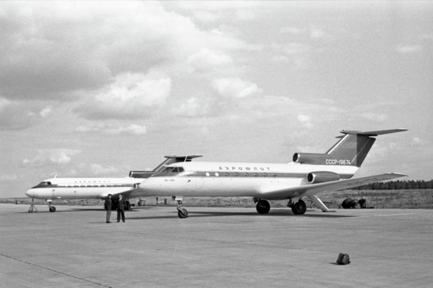 ОКБ Яковлева также занималось сверхзвуковыми гражданскими самолетами. В 1968 г. оно выпустило 32-местный «крылатый автобус» Як-40. Эта машина оказалась единственным советским самолетом, сертифицированным по западным правилам и закупавшимся капстранами. Первым приобретателем стала Италия. В отличие от конкурентов сверхзвуковой Як-40 мог взлетать с короткой полосы. Перед его выходом многие средние и малые города в мире не могли пользоваться реактивными самолетами – именно из-за отсутствия аэродромов с крупными посадочными полосами. За Як-40 последовал 120-местный пассажирский Як-42.&nbsp;