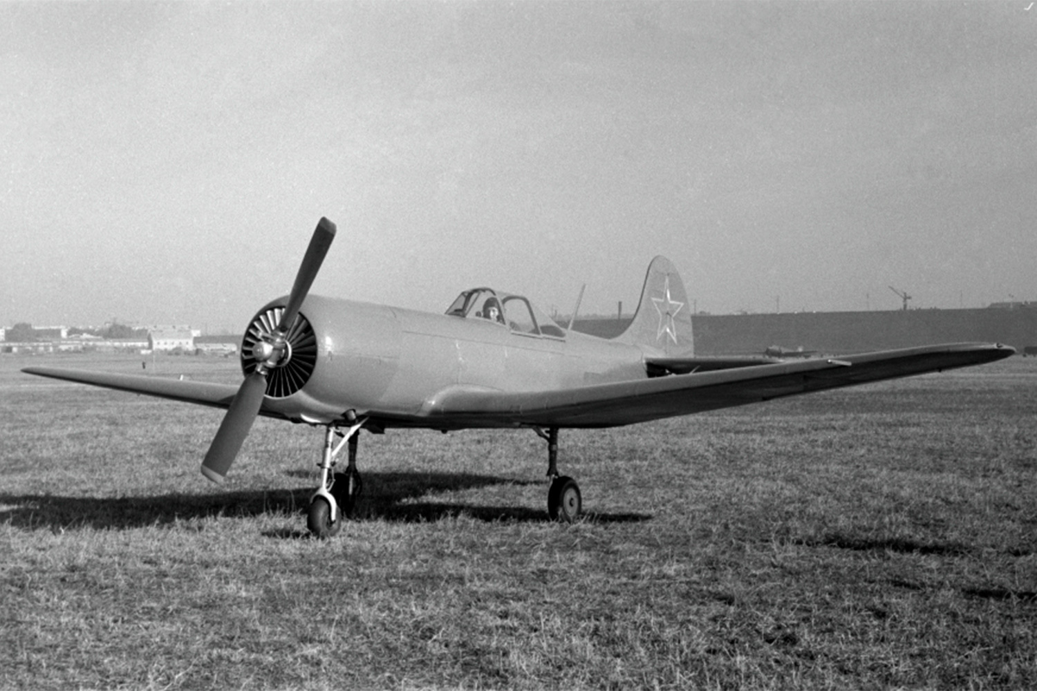 Во время войны параллельно с конструкторской работой Александр Яковлев занимался министерской, став заместителем и затем первым заместителем наркома авиационной промышленности СССР (работал в подчинении Алексея Шахурина и Михаила Хруничева). Будучи чиновником, Яковлев эвакуировал предприятия из европейской части страны, наращивал производство самолетов при общей нехватке ресурсов и маскировал аэродромы. «Многие искали ответа на мучительный вопрос: как получилось, что к войне наша авиация оказалась неподготовленной? Ведь все были уверены, что, “если завтра война”, враг будет немедленно сломлен и разбит… Несколько ошибок, допущенных в 30-х годах, привели к тому положению с авиацией, в котором очутилась страна в июне 1941 г… [Речь идет о] переоценке роли тяжелых бомбардировщиков… Гигантские машины производили большое впечатление и говорили о возросших возможностях советской авиационной промышленности, … но с точки зрения военной, как показала жизнь, они оказались неэффективны», – признавался Яковлев в книге воспоминаний. В конечном счете СССР смог перестроиться и исправить свои ошибки прямо в годы Великой Отечественной.