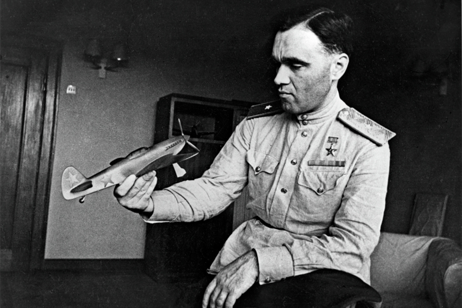 Первый тренировочный планер АВФ-10 он сконструировал в 18 лет. Его пробный полет состоялся 15 сентября 1924 г. В наши дни именно от этой даты отсчитывают историю ОКБ им. Яковлева. Предложенную молодым инженером конструкцию отметили&nbsp; призом в 200 рублей и грамотой Всесоюзных планерных испытаний, которые организовал в Крыму советский «пилот-паритель №1» Константин Арцеулов. Несмотря на первые успехи, Александр Яковлев не смог поступить в Академию воздушного флота им. Жуковского (ныне – Военно-воздушная инженерная академия), поскольку не служил в Красной армии. Однако он не отказался от идеи стать авиастроителем и остался рабочим и мотористом в вузовской мастерской. Позже Яковлев шутил, что стал в ней «хозяином ангара».&nbsp;