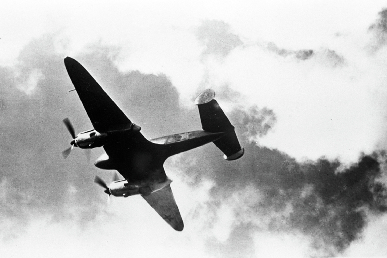 В итоге в 1935 г. Яковлев стал директором и главным конструктором ОКБ завода №115. Под его руководством появились первые массовые тренировочные монопланы УT-2 (1935) и УТ-1 (1936), через которые прошли многие летчики того времени. Но постепенно ОКБ перешло на военные модели. Первым для него стал бомбардировщик ББ-22 (поздние модификации называются Як-2 и Як-4). В 1939 г. Яковлев получил за этот самолет орден Ленина, что в то время считали свидетельством состоявшейся карьеры, а в 1940 г. его КБ выиграло негласное соревнование, в которое советские власти вовлекли ведущих авиастроителей страны, одновременно заказав им истребитель с новым мотором Владимира Климова. Первым оказался прототип И-26, разработанный подчиненными Александра Яковлева Синельщиковым и Вигантом. «Признаться, создание такой машины было исполнением давней, заветной мечты, мечты, которая владела мной и не давала покоя с тех пор, как я увидел отличные истребители Поликарпова», – признавался Яковлев.&nbsp;На фото: самолет Як-4, развивающий скорость 575 км/ч и поднимающийся до 10 000 м, 1939 г.