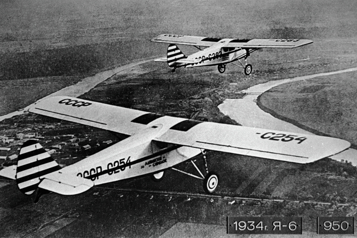 После вручения дипломов Яковлева распределили на московский авиазавод №39 им. Менжинского. В те годы на нем работала сильная группа инженеров во главе с Дмитрием Григоровичем и Николаем Поликарповым (оба руководителя находились там на тюремном положении). Молодой Яковлев не хотел заниматься чужими разработками и через год организовал собственную, полулегальную группу легкой авиации. Ее члены разработали популярный внутри страны моноплан с тонким крылом АИР-7. Согласно открытым источникам, инженеров-энтузиастов поддержали Осоавиахим и «Аэрофлот». В 1934 г. группа стала отдельным конструкторско-производственным бюро Спецавиатреста (позже было переименовано в завод №115). Правда, разместили его в кроватной мастерской. «Мы были молоды, полны жажды деятельности и страстно любили авиацию… поэтому согласились», – рассказывал затем Яковлев. Посреди кроватей создали самолеты АИР-9 (1934), АИР-9 бис (1935) и АИР-10 (1935). После вмешательства газеты «Правда» производство мебели перенесли на другой завод, а Метрострой подарил перспективным инженерам новый токарный станок «ДиП».&nbsp;На фото: легкий спортивный самолет Я-6 авиаконструктора Александра Яковлева, 1934 г.