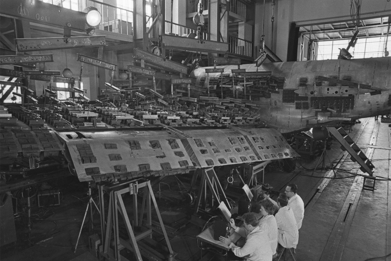 В 1946 г. был выпущен Як-18 – самолет первоначального летного обучения. В послевоенном СССР на нем проходили обучение почти все летчики. Из-за этого машину часто называли «воздушной партой». В 1956-1984 гг. Яковлев стал генеральным конструктором завода №115, переименованного вскоре в машиностроительный завод «Скорость» (затем – ПАО «Яковлев»). Новое название оказалось неслучайным: после Победы над немцами инженер всерьез занялся реактивными истребителями и сверхзвуковой авиацией. Пробный полет реактивного истребителя Як-15 прошел 24 апреля 1946 г. Он считается первым таким самолетом на вооружении СССР. Под руководством Яковлева также выпустили первый советский всепогодный перехватчик Як-25 (1949), первый сверхзвуковой разведчик Як-27Р (1958), семейство сверхзвуковых бомбардировщиков Як-28 (1958), самолеты вертикального взлета и посадки Як-36 (1964) и Як-38 (1972), а также тренировочные Як-18Т (1967), Як-52 (1974) и спортивные Як-18П, ПМ, ПС, Як-50, Як-55 (1960-1981).