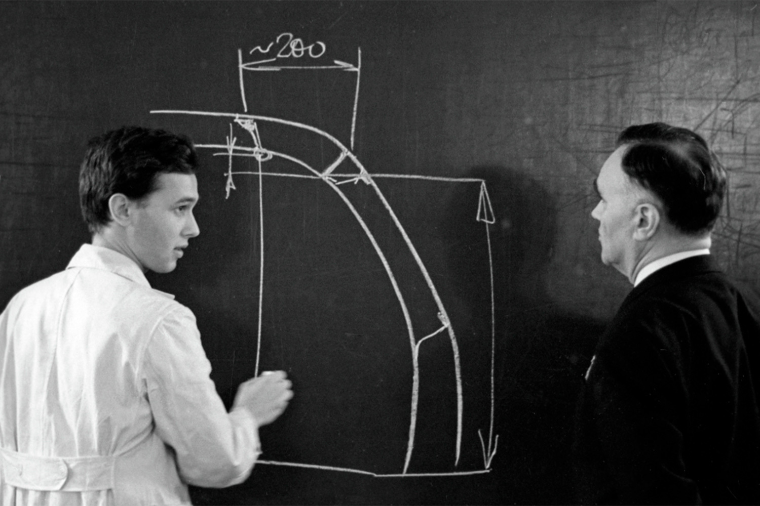 Вместе с истребителями ОКБ Яковлева разработало экспериментальный вертолет Як-ЭГ (это машина соосной схемы с двумя несущими винтами и двигателем М-11ФР-1). «Наше конструкторское бюро в течение трех десятков лет своего существования занималось в основном истребителями и учебно-тренировочными самолетами. Поэтому, когда газеты опубликовали сообщение, что гигантский вертолет, “летающий вагон”, создан нашим коллективом, это вызвало удивление в кругах авиационных специалистов как у нас, так и за рубежом», – вспоминал Яковлев. Вскоре в одной из командировок за границей конструктор познакомился с создателем вертолетной техники Игорем Сикорским. «В разговоре [он] часто повторял: "мы – русские", "у нас в России", "я горжусь, что у нас такая замечательная смена".... Было видно, что Игорь Иванович взволнован… Оба Сикорские, и отец и сын, прекрасно говорили по-русски, и оба мечтали побывать в Москве», – вспоминал спустя годы Яковлев.