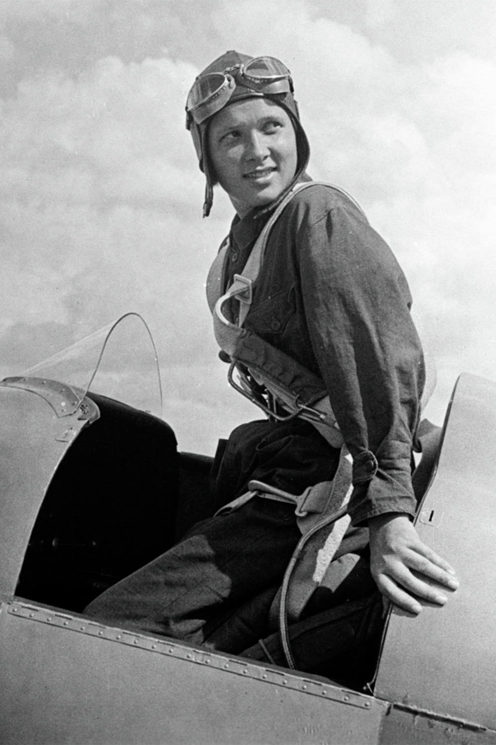 Одним из испытателей самолетов Як-1 и Як-3 стала пилот Екатерина Медникова (на фото), которая состояла в браке с Александром Яковлевым с 1938 г. Перед этим, в 1934-1937 гг., авиаконструктор был женат на инженере и специалисте по прочности материалов Лидии Рудинкиной. Но именно во втором браке с Екатериной Медниковой он воспитал сыновей Александра и Сергея. Последний пошел по стопам отца: несколько лет возглавлял совет директоров ЗАО «Самолеты Яковлева» и являлся его главным конструктором. Среди прочего Сергей Яковлев считается одним из&nbsp;создателей сверхзвукового истребителя вертикального взлета и&nbsp;посадки Як-141 и первого в&nbsp;стране беспилотного разведчика «Пчела-1».&nbsp;Он скончался в 2024 г.