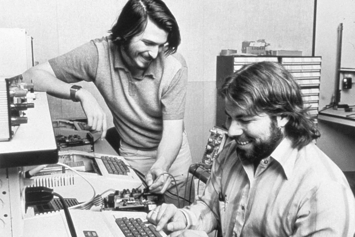 1 апреля 1976 г. трое знакомых – Стив Джобс, Стив Возняк и Рональд Уэйн – подписали учредительный договор о создании Apple Computer Company. Через две недели Уэйн продал свою долю (10% акций) за $800. Если бы он сохранил пакет, то сегодня его состояние могло превышать $380 млрд. Какой путь проделала корпорация Джобса и Возняка, и как она стала одним из крупнейших технологических гигантов – в галерее «Ведомостей».