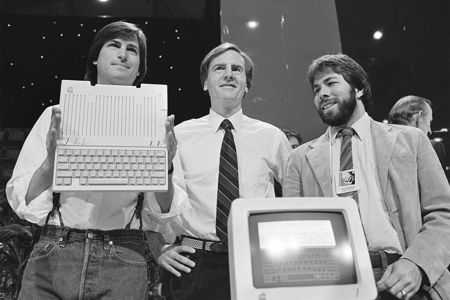 Благодаря огромному спросу на Apple II в декабре 1980 г. компания вышла на биржу. В первый же день было продано более 4 млн ее акций, а рыночная капитализация достигла $1,8 млрд. В 1983 г. увидел свет Apple Lisa – первый массовый компьютер с графическим интерфейсом и мышкой. Из-за дороговизны и закрытой архитектуры продали лишь 11 000 штук. Год спустя появился Macintosh. О его выходе рассказал знаменитый рекламный ролик «1984», который вышел в эфир во время третьей четверти XVIII Суперкубка 22 января 1984 г. За полгода разошлось более 100 000 экземпляров, однако значительной прибыли компании это не принесло.
