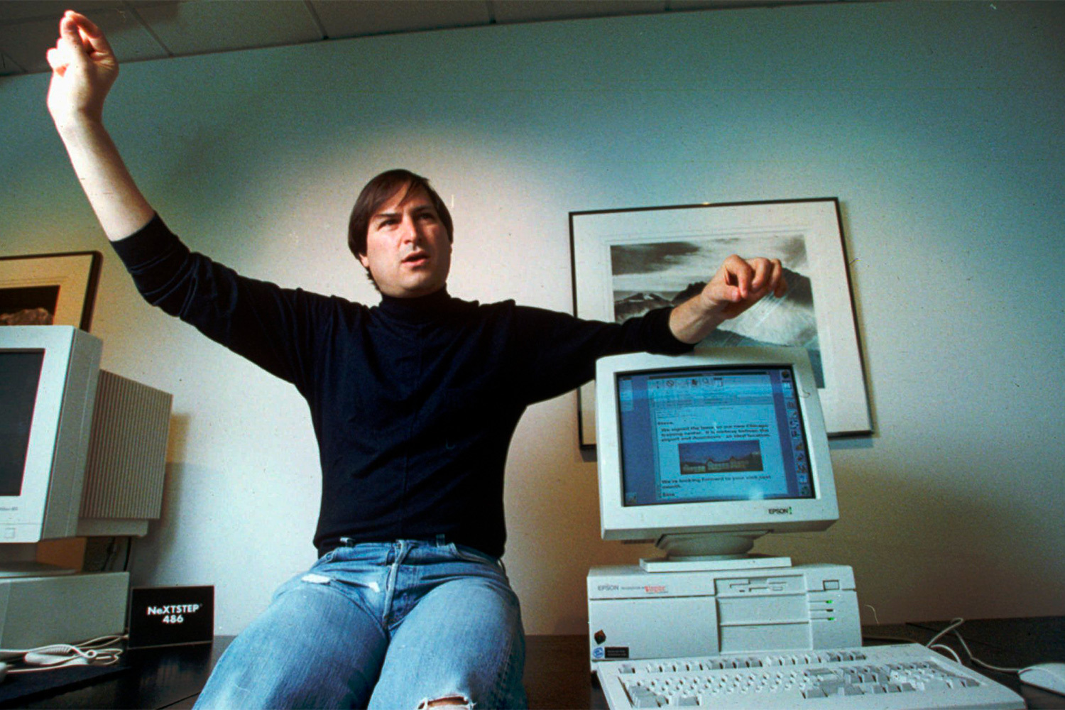 В 1985 г. после разногласий с советом директоров Стив Джобс покинул Apple. Он основал компанию NeXT и приобрел студию The Graphics Group (будущий Pixar). В 1996 г. Apple выкупила NeXT, и Джобс вернулся. Через год он занял кресло CEO. В 1998 г. корпорация представила iMac – моноблок с 32 мегабайтами оперативной памяти, который продавался за $1299. К старту продаж Apple получила около 150 000 заказов, а за пять месяцев реализовала около 800 000, что позволило компании выйти из кризиса.